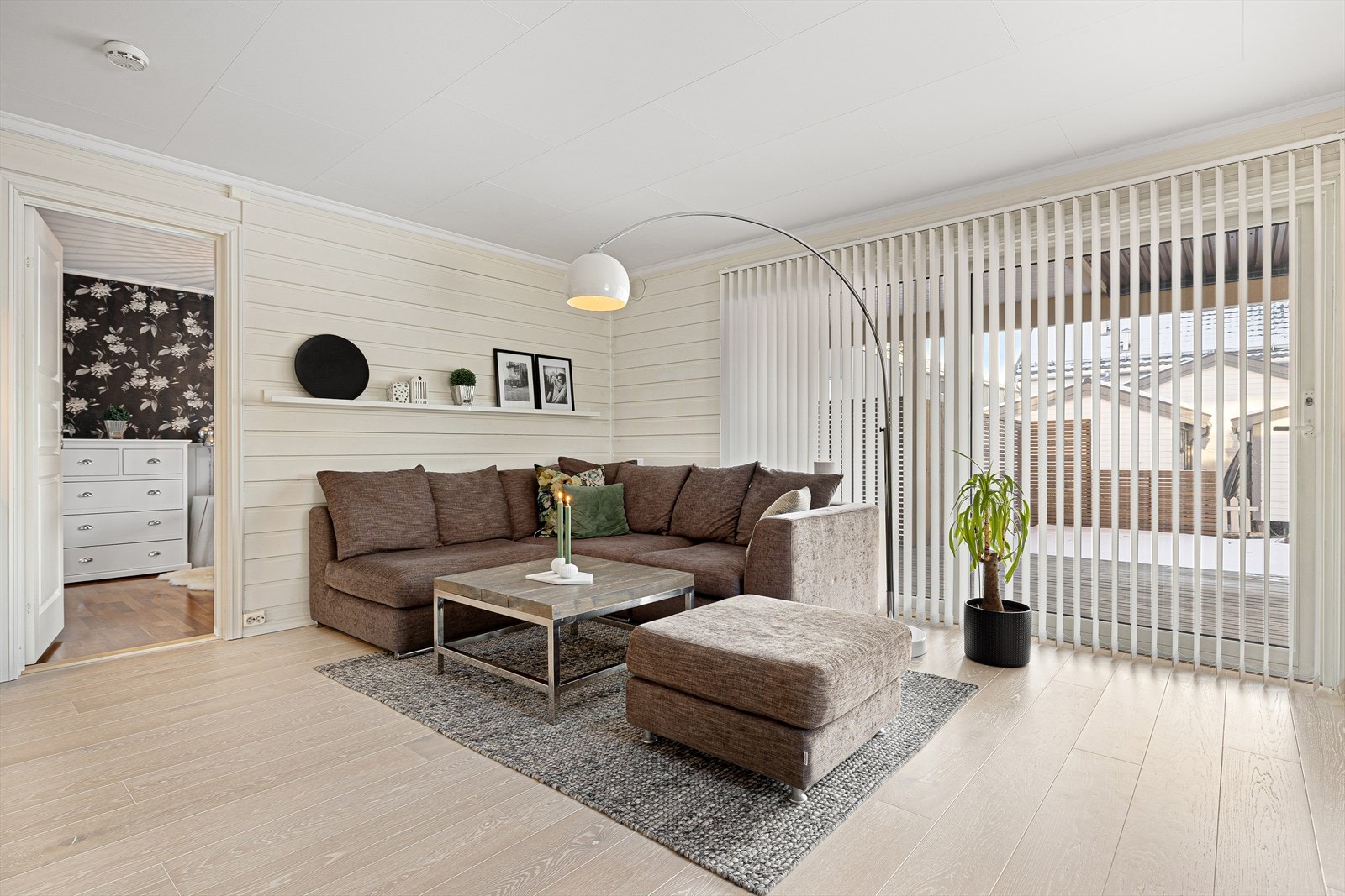 Boligen har elektrisk oppvarming kombinert med varmepumpe, noe som gir jevn varme, og lavere strømforbruk. Galleribilde