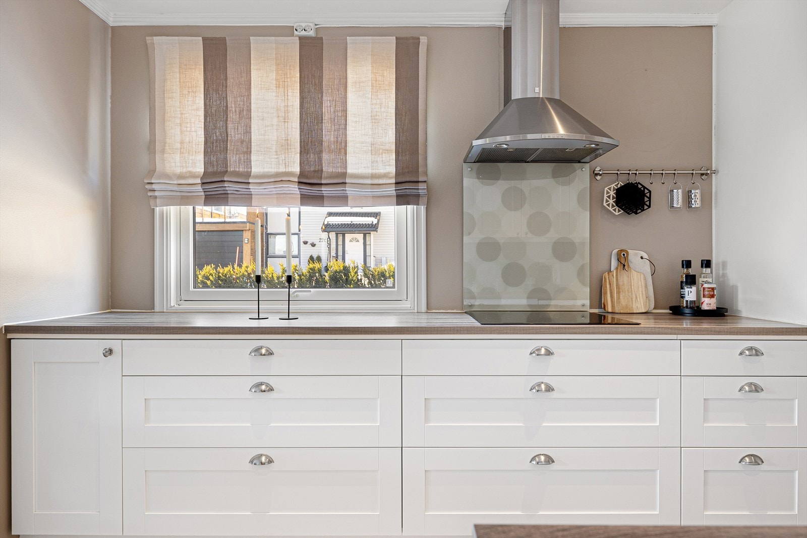 Himlingen har malte flater og downlights som gir god og behagelig belysning. Innredningen har mekanisk avtrekksvifte over stekesonen. Galleribilde