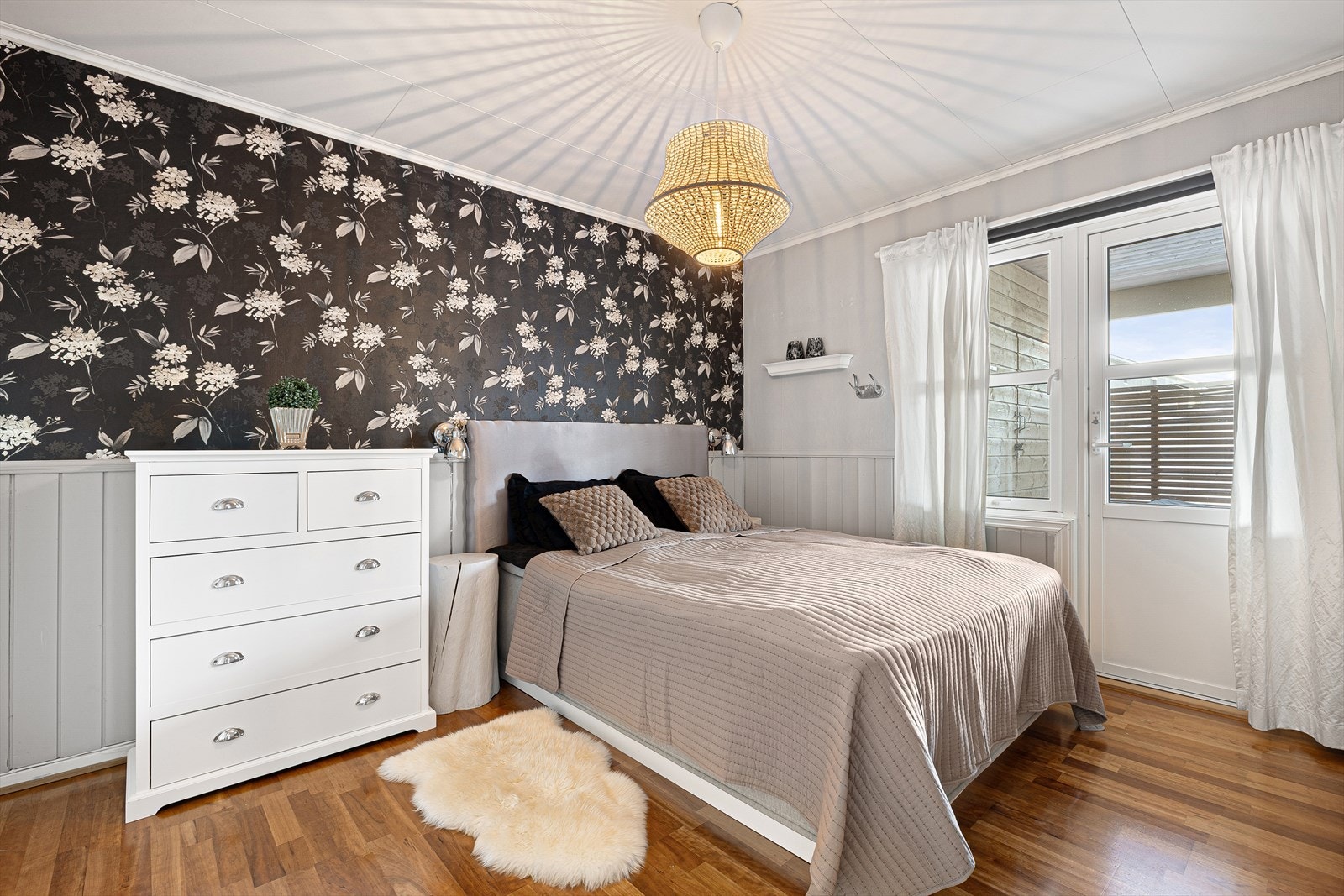 Dagens hovedsoverom har parkett på gulv og brystpanel på vegger, samt takess i himlingen. Rommet er oppmålt til 12,5 m² og har egen utgang til terrassen. Galleribilde