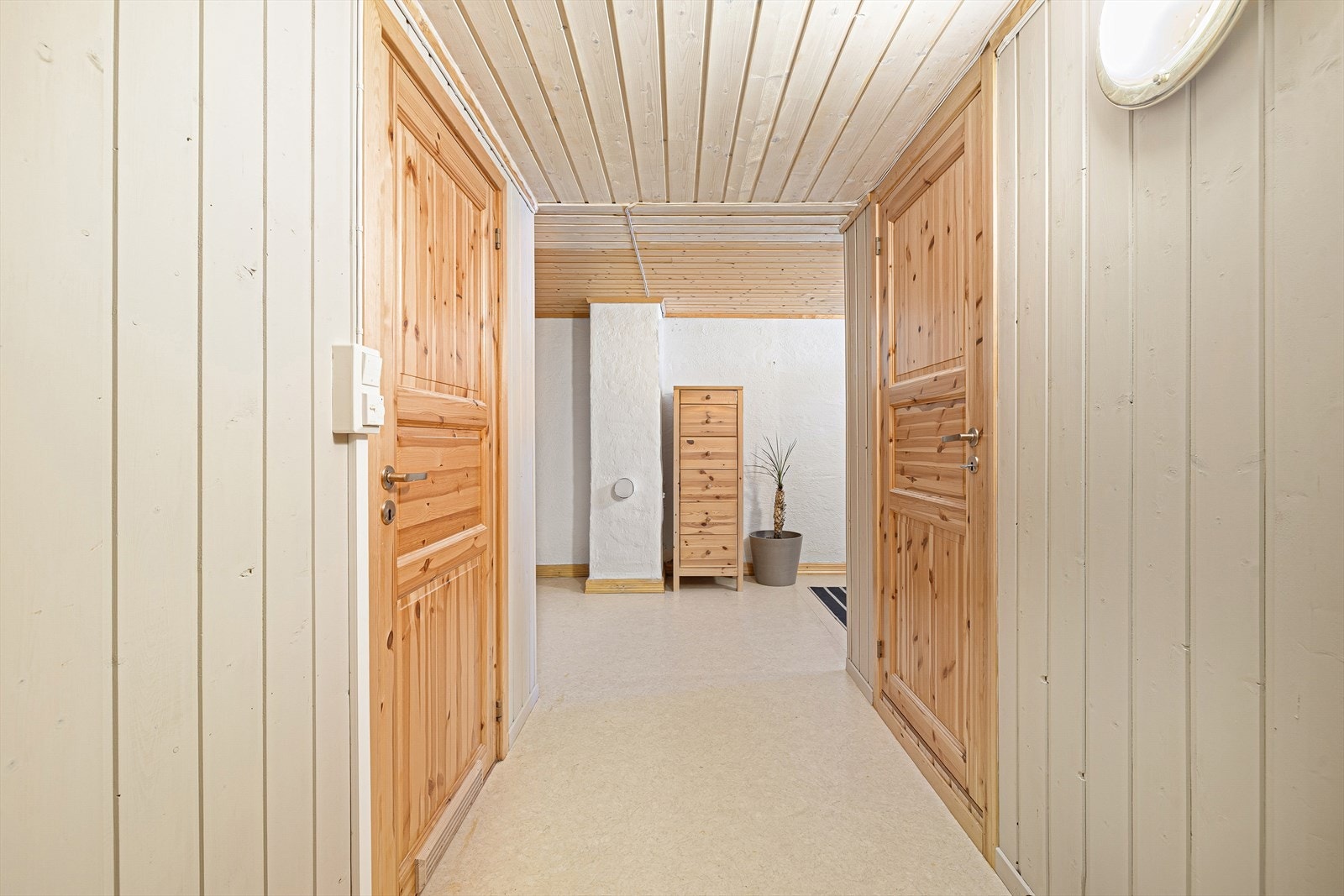 Kjelleren består av vaskekjeller, bad, badstue, stor bod og trimrom, og byr på gode bruks- og lagringsmuligheter. Galleribilde