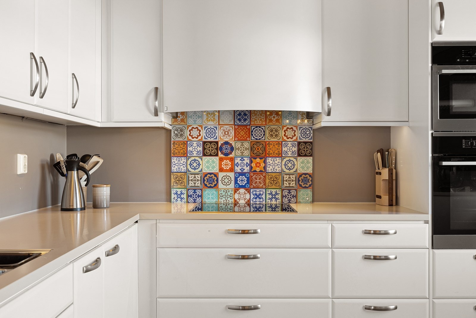 Kjøkkeninnredningen har mekanisk avtrekksvifte over stekesonen, og det er integrerte hvitevarer som stekeovn, platetopp, oppvaskmaskin og kjøl/fryseskap, noe som gjør kjøkkenet komplett og praktisk. Galleribilde