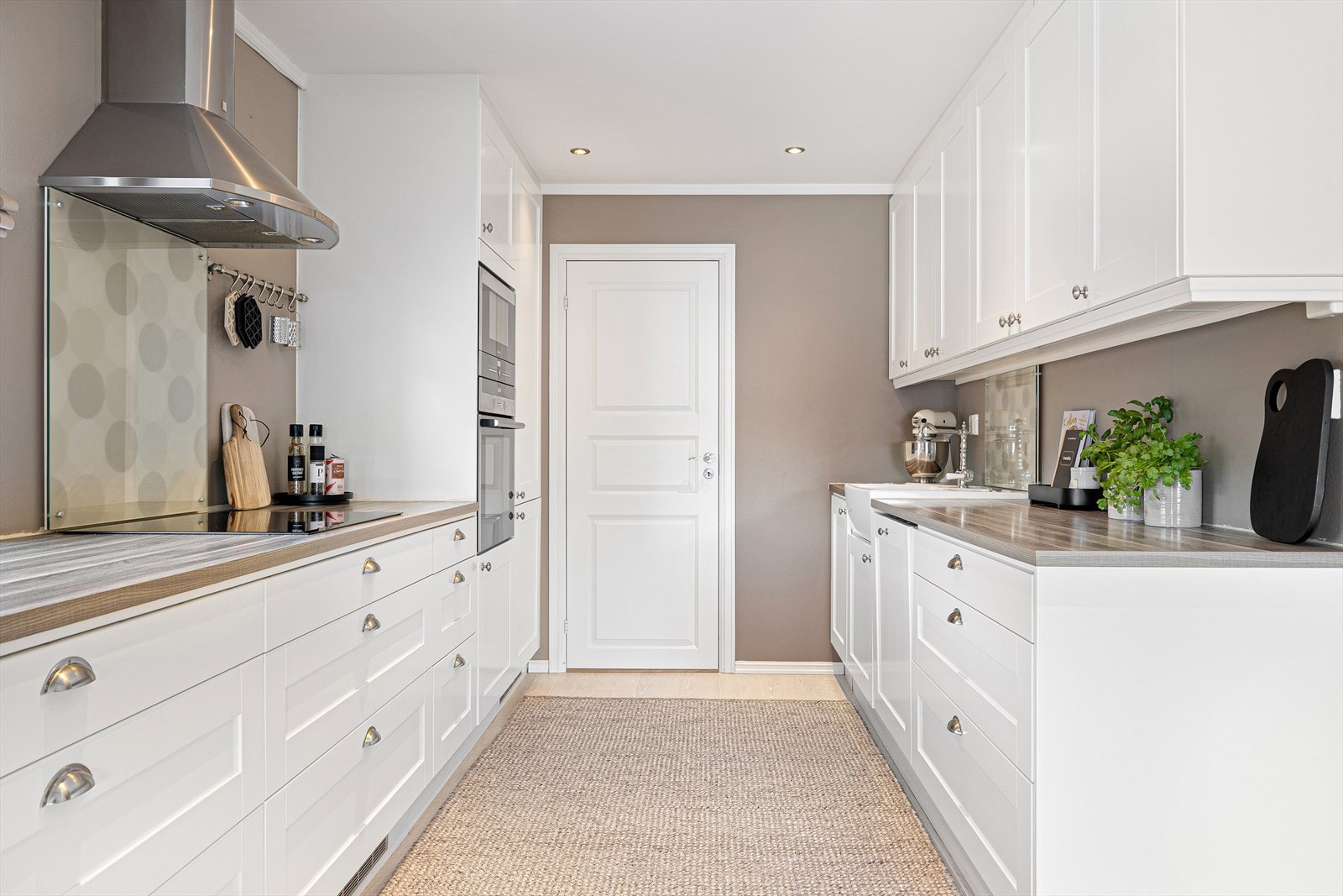 Det følger med integrerte hvitevarer som stekeovn, platetopp og kjøl-/fryseskap. Kjøkkenet er fra 2015 og fremstår som pent brukt. Takstmann vurderer kjøkkenet til tilstandsgrad 1. Galleribilde