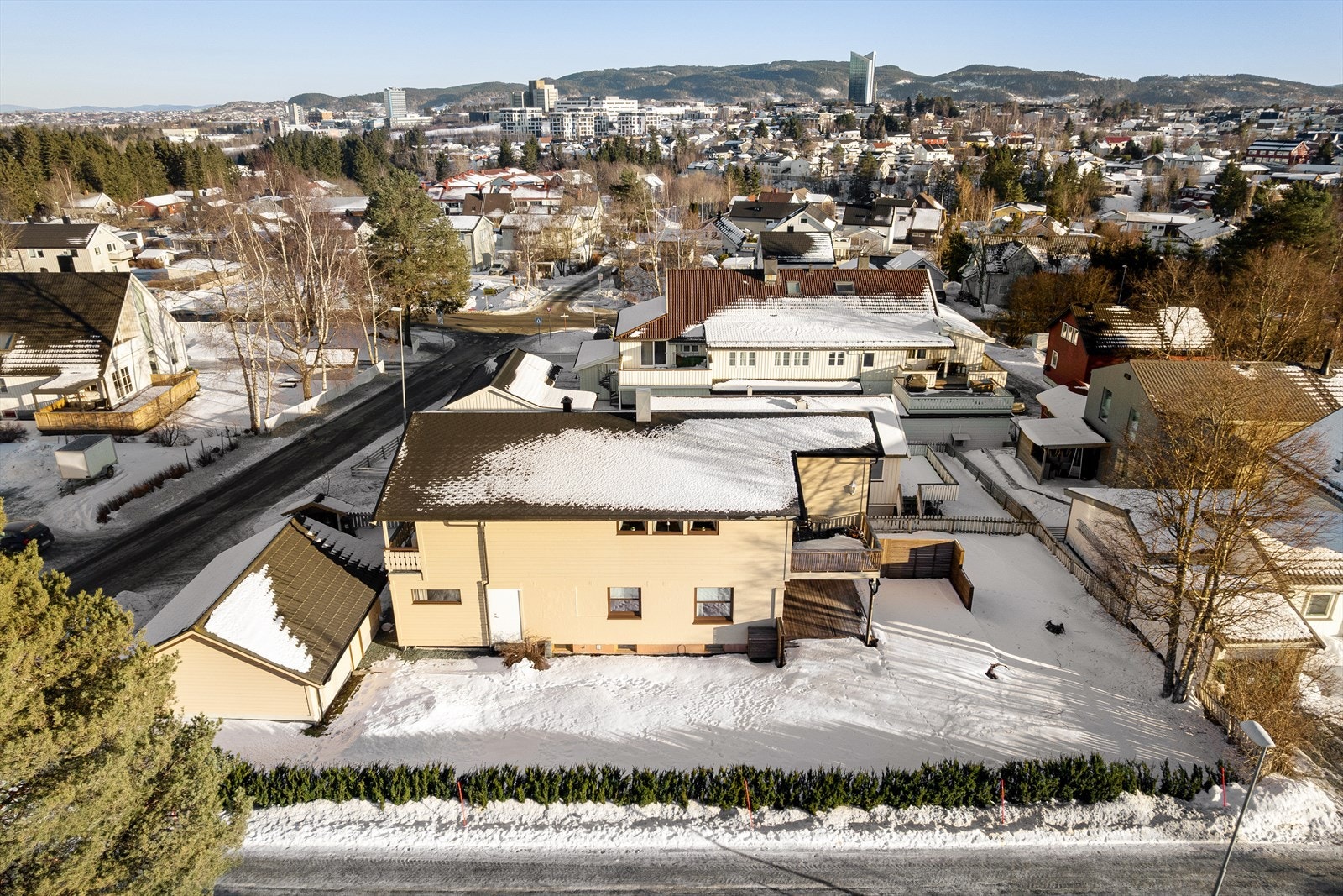 Til boligen følger det med en frittstående garasje på hele 36 m² - Det er montert lader for elbil i garasje. Galleribilde