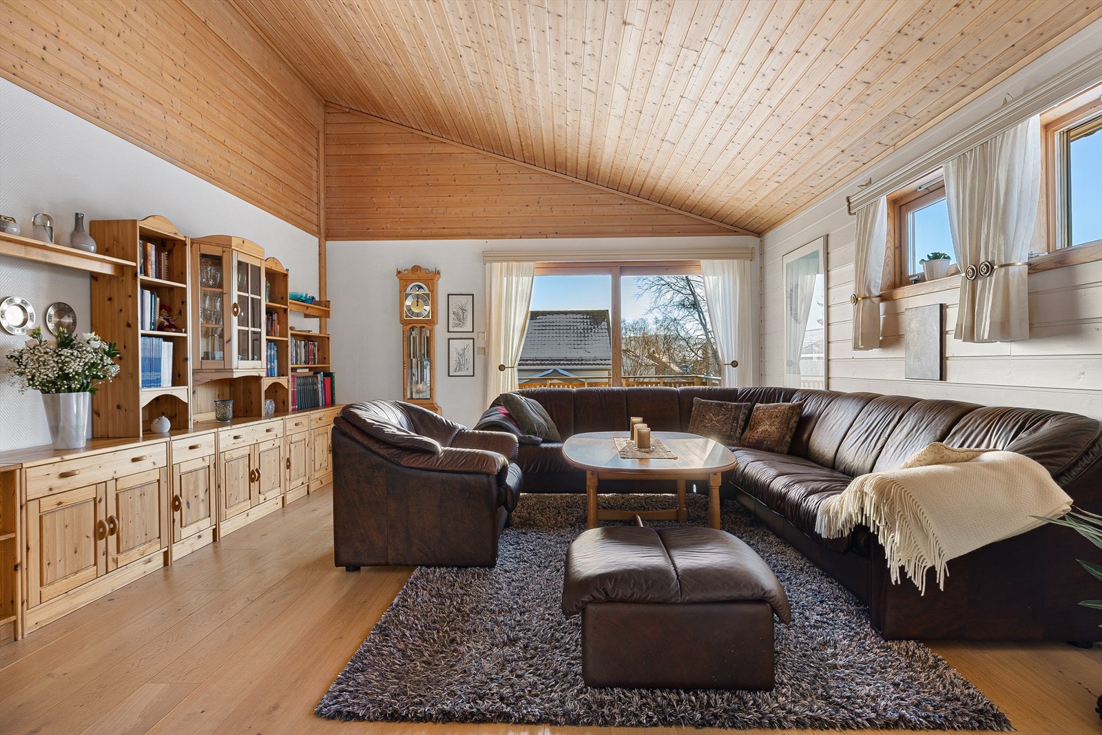 De store vinduene sørger for rikelig lysinnslipp, og den imponerende takhøyden gjør rommet ekstra luftig og åpent. Galleribilde