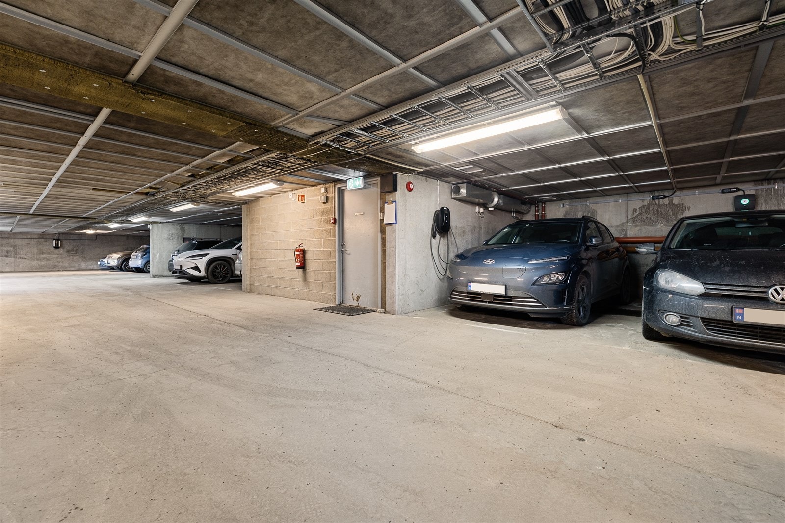 Med boligen følger en fast parkeringsplass (merket B34) med lader i felles garasjeanlegg og adkomst via heis. Galleribilde