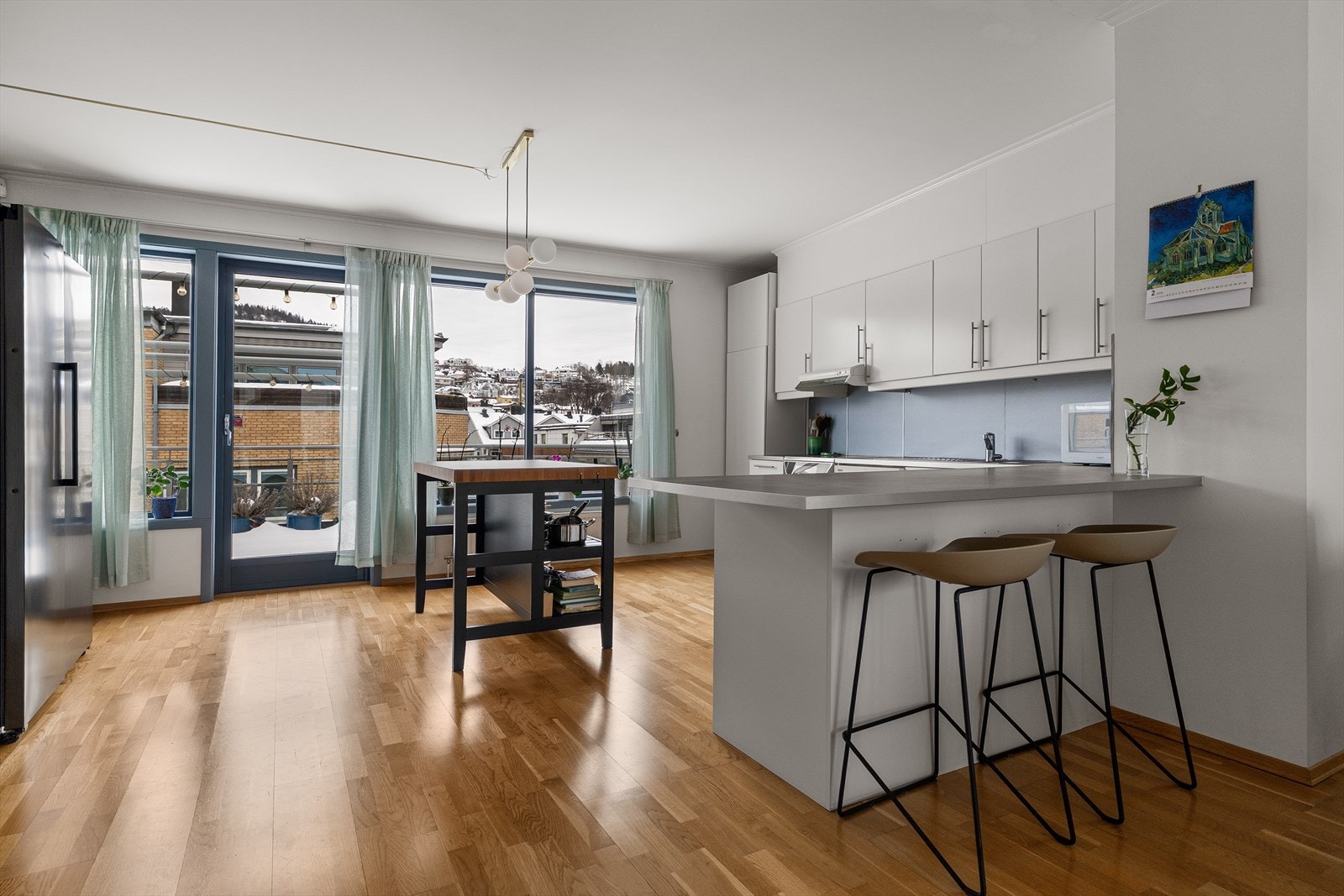 Kjøkkenet har en stilren innredning med glatte fronter og en slitesterk benkeplate av laminat. Galleribilde