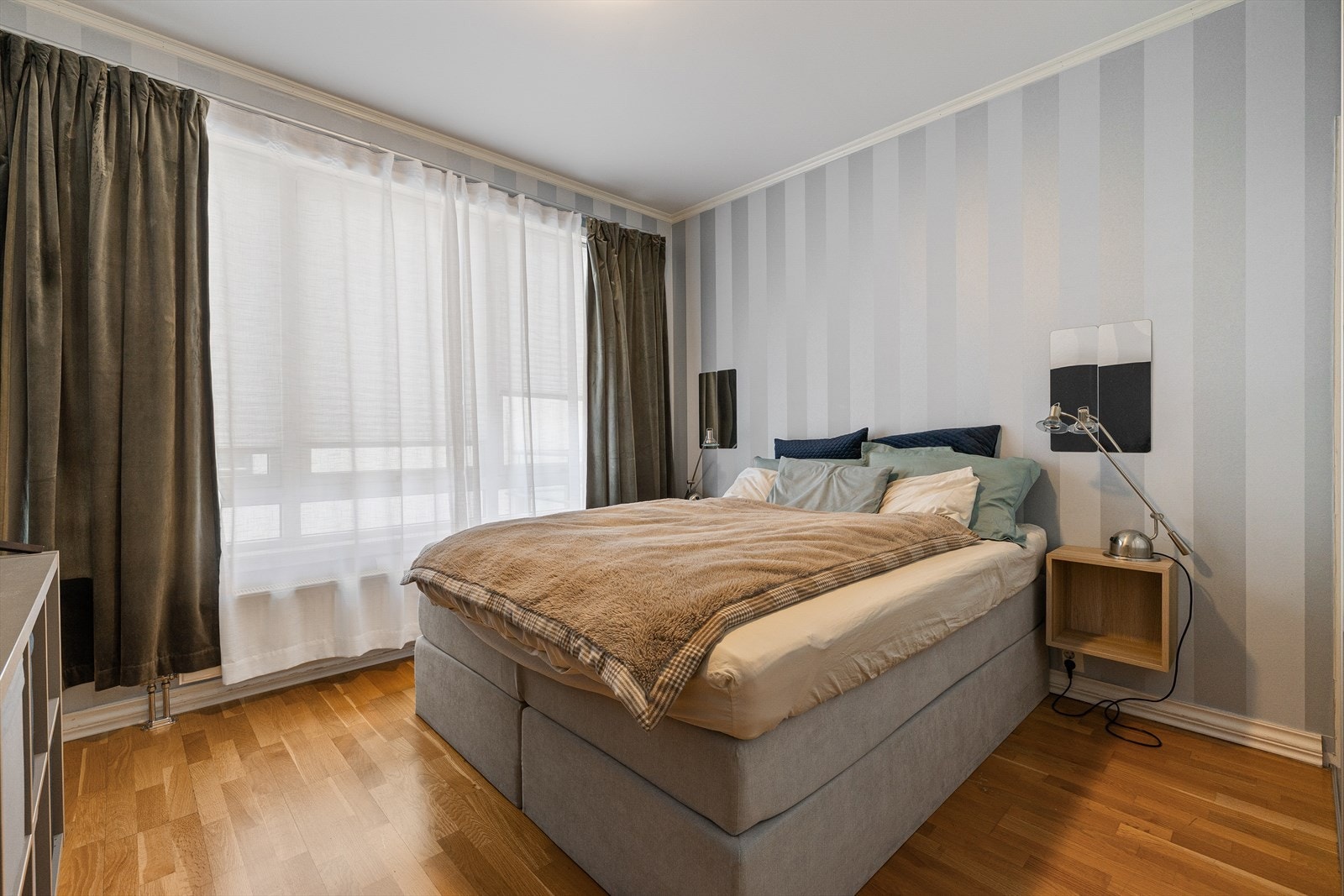 Leiligheten har tre gode soverom, alle med smarte garderobeløsninger som sikrer praktisk oppbevaring. Galleribilde