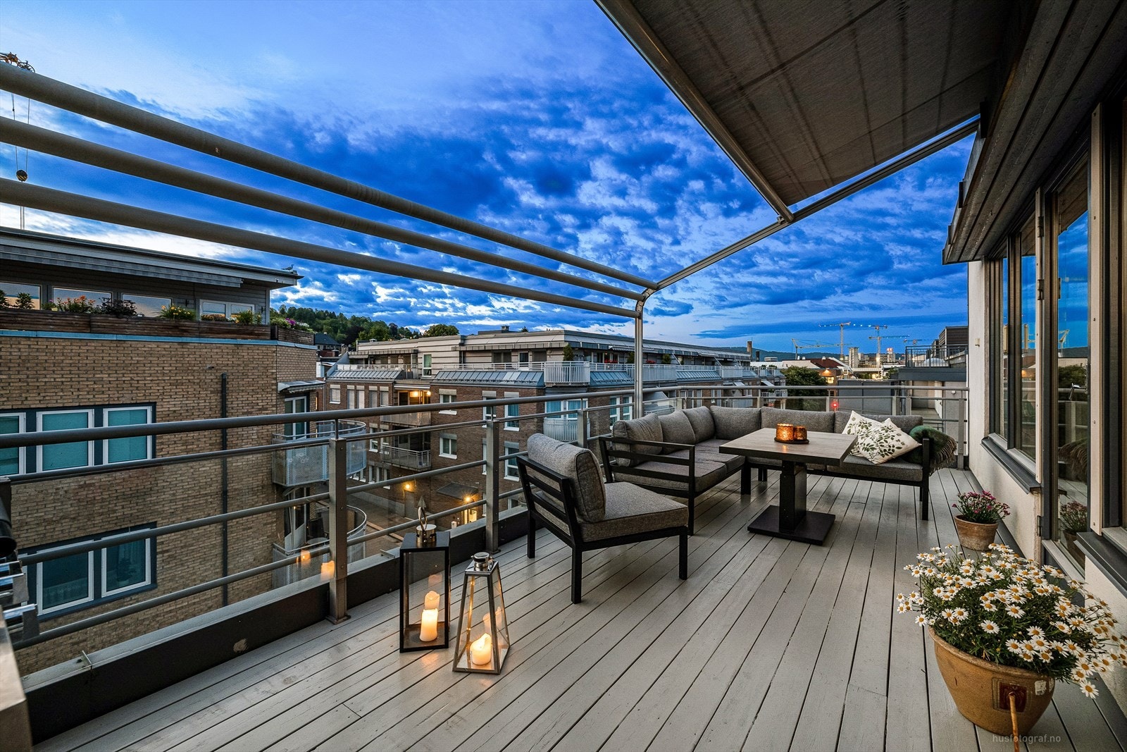 Et fantastisk uterom som innbyr til sosiale sammenkomster, grilling eller rolige morgenstunder med utsikt og sol. Galleribilde