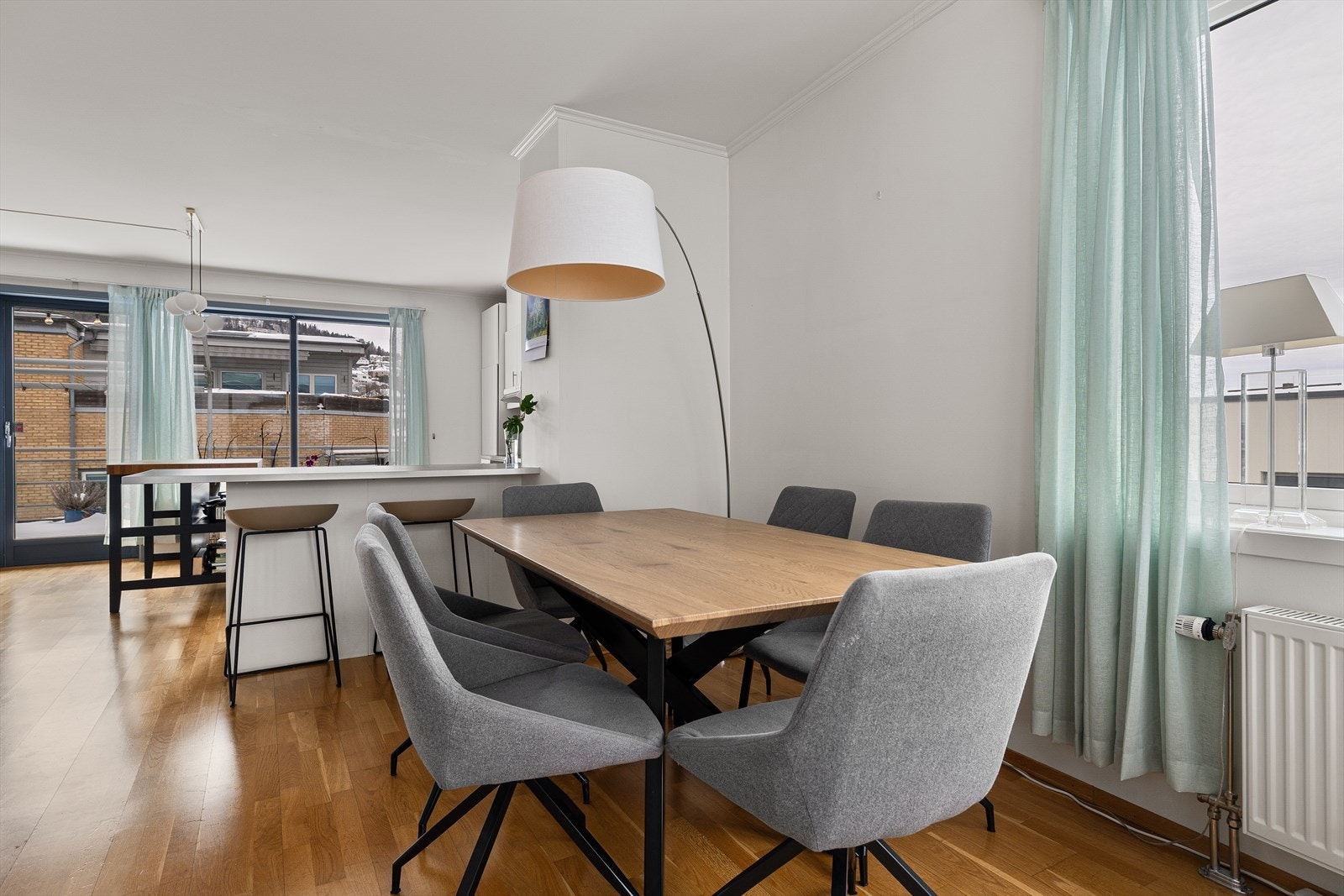 Kombinasjonen av naturlig lys og rommets romslighet bidrar til et luftig miljø som er svært trivelig å oppholde seg i. Galleribilde