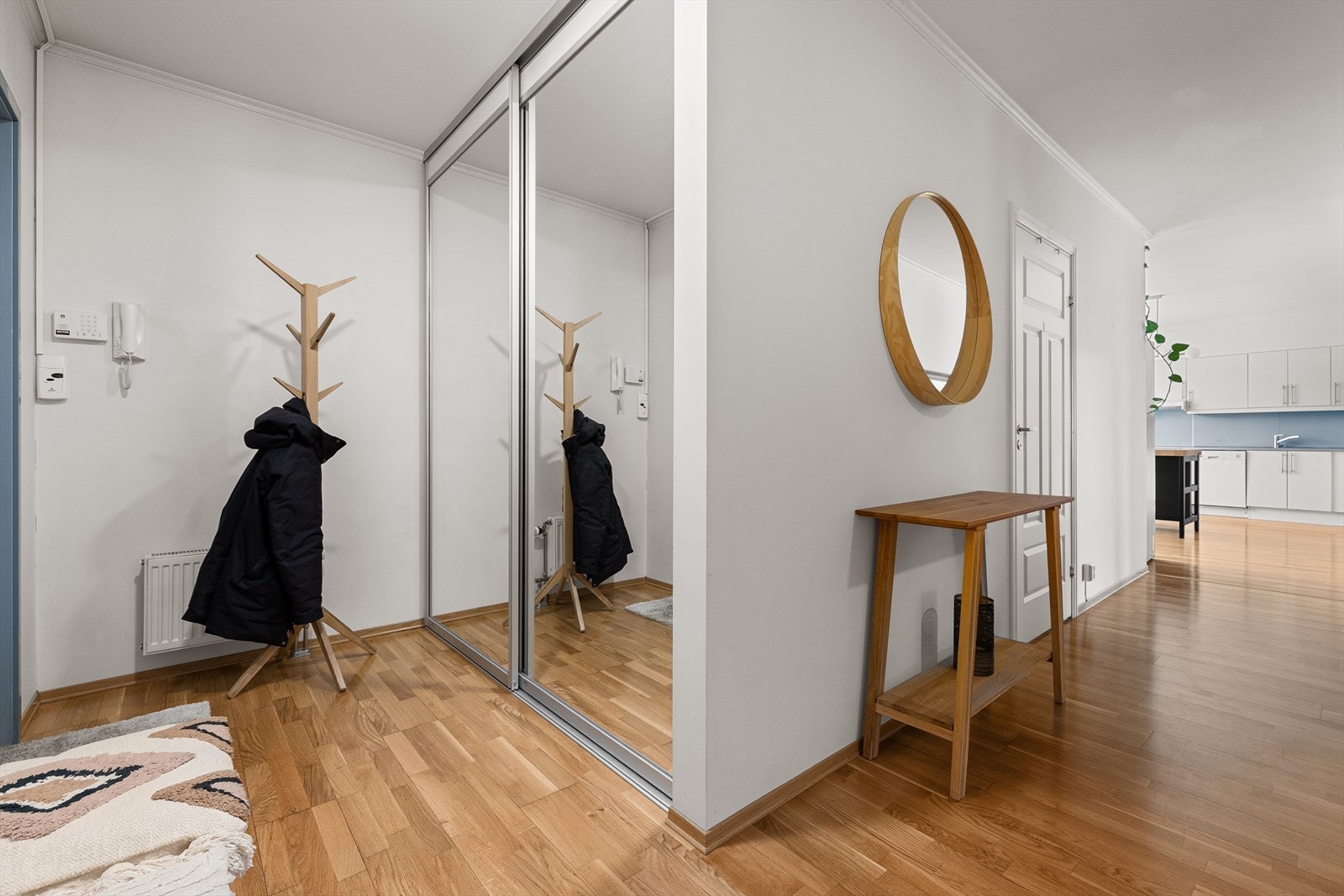 Romslig og funksjonell entré. I tilknytning til entréen ligger en praktisk, innvendig bod på hele 3,4 kvm som gir ytterligere oppbevaringsmuligheter. Galleribilde