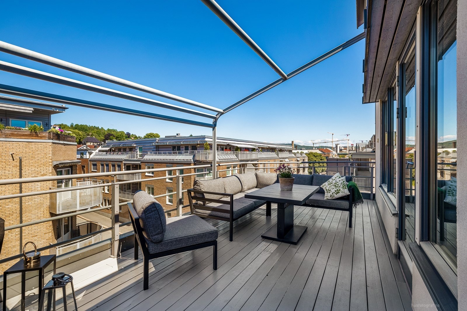 Her presenterer vi en unik mulighet til å sikre deg en attraktiv topp-/endeleilighet som virkelig har alt du kan ønske deg. Galleribilde