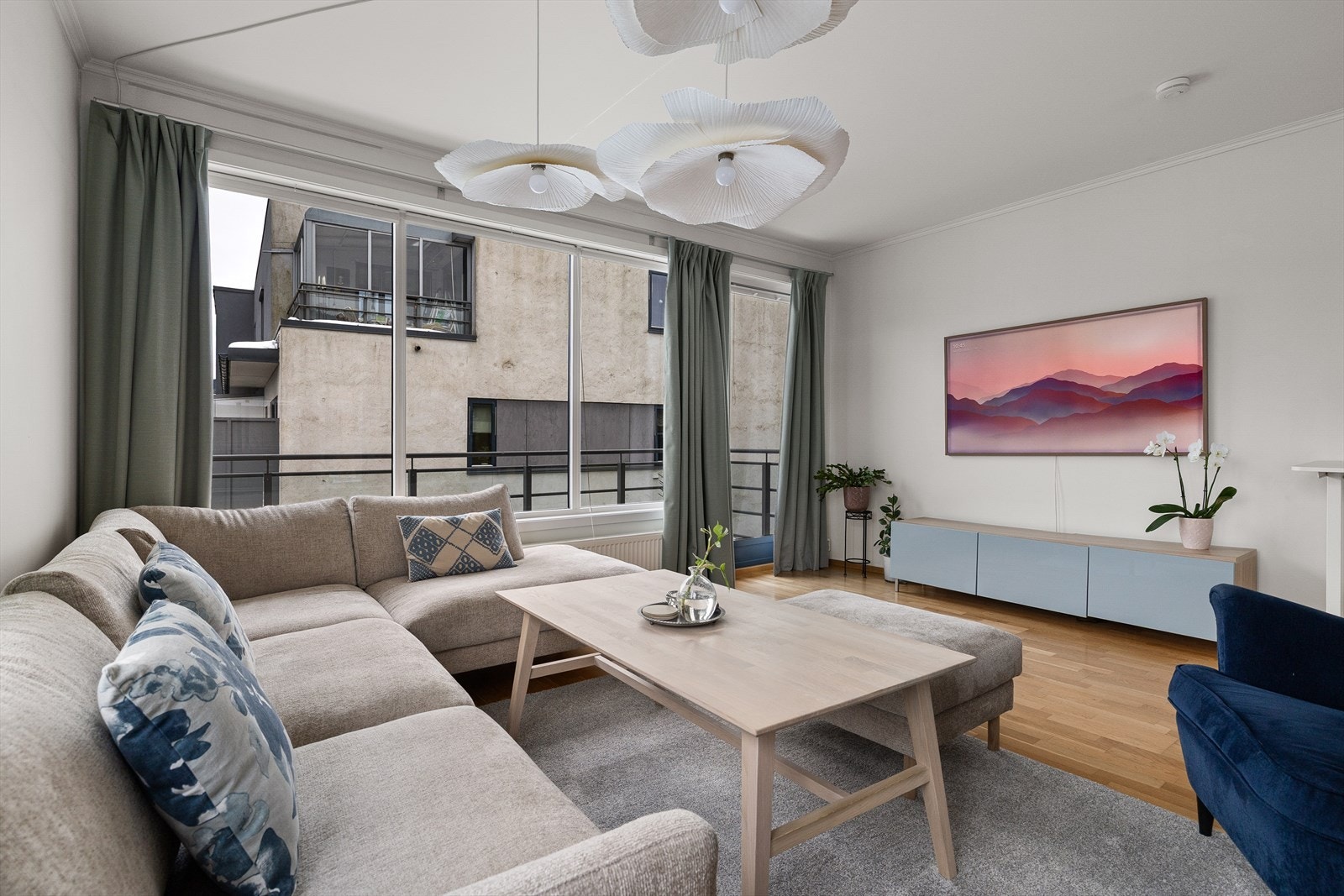 Boligen gir deg en perfekt kombinasjon av sentral beliggenhet og fredelige omgivelser. Galleribilde