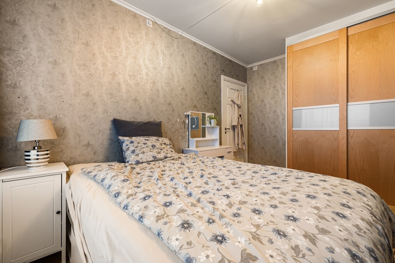 God størrelse med skyvedørsgarderobe. Galleribilde