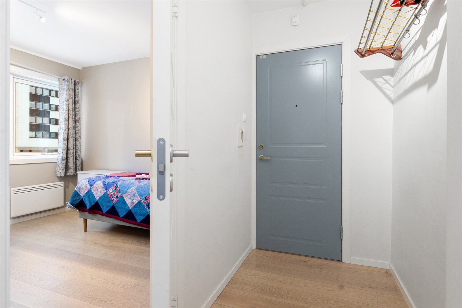 Entré gir plass for oppheng av yttertøy Galleribilde