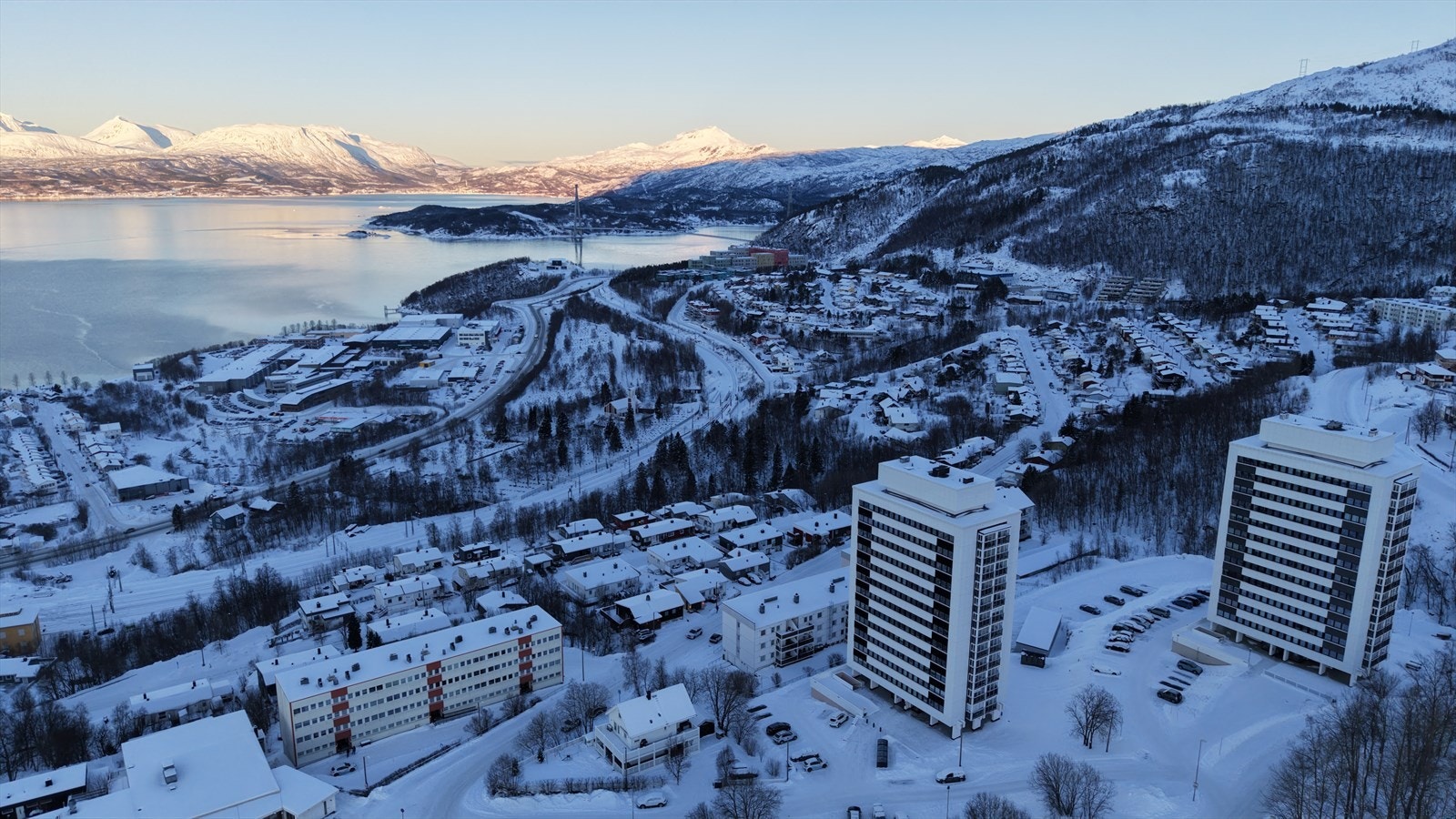 Ønsker du å bo med kort vei til både sentrum og fjellet? Da er denne leiligheten perfekt for deg - Velkommen til visning! Galleribilde