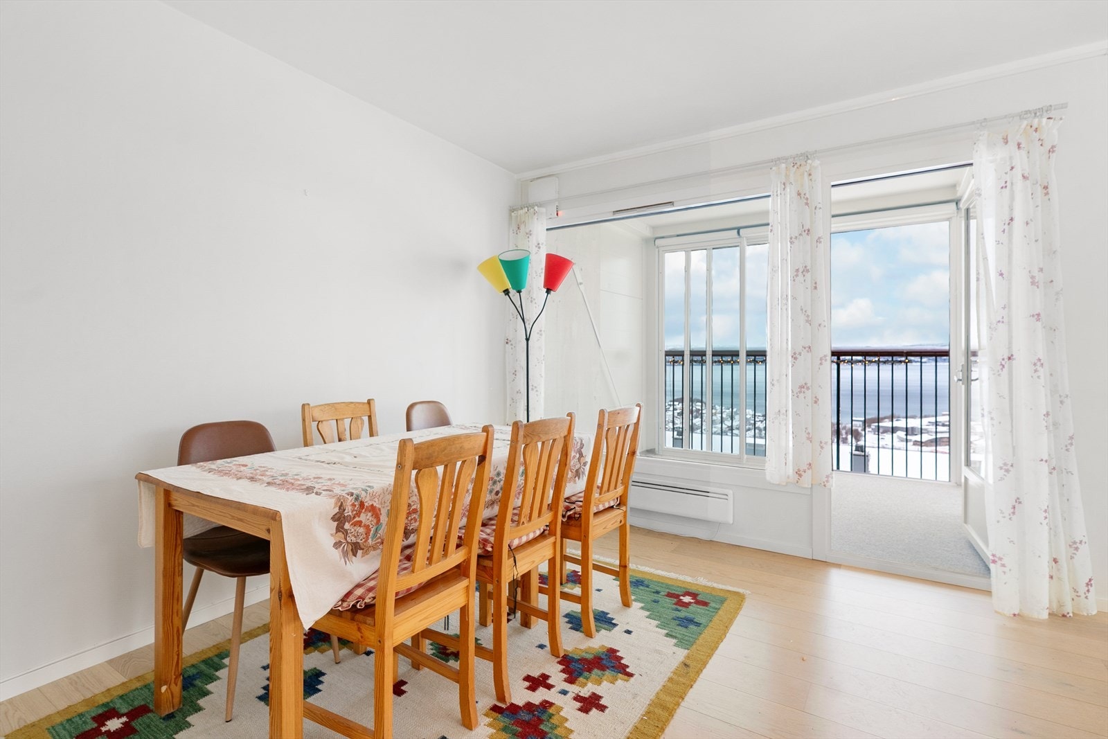 Fra stue har du direkte adkomst til innglasset balkong Galleribilde