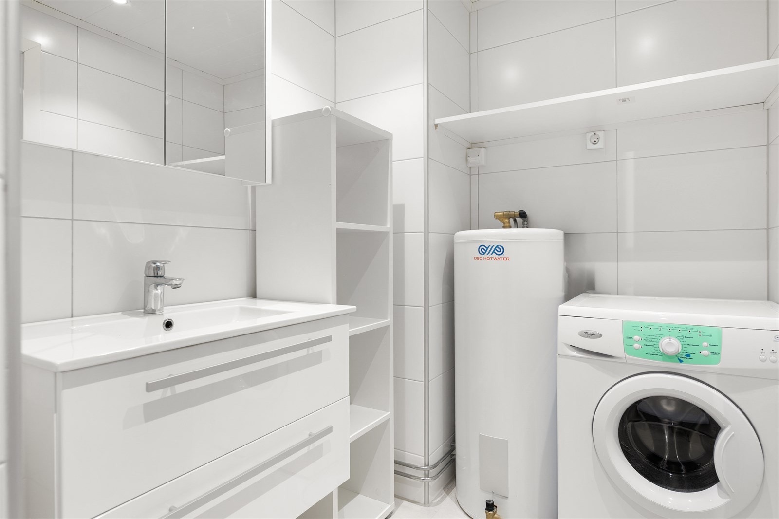 Stilrent bad som er velutstyrt Galleribilde