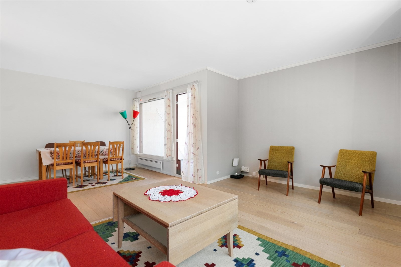 God plass for både sofagruppe, mediemøblement, spisebord og annet møblement Galleribilde