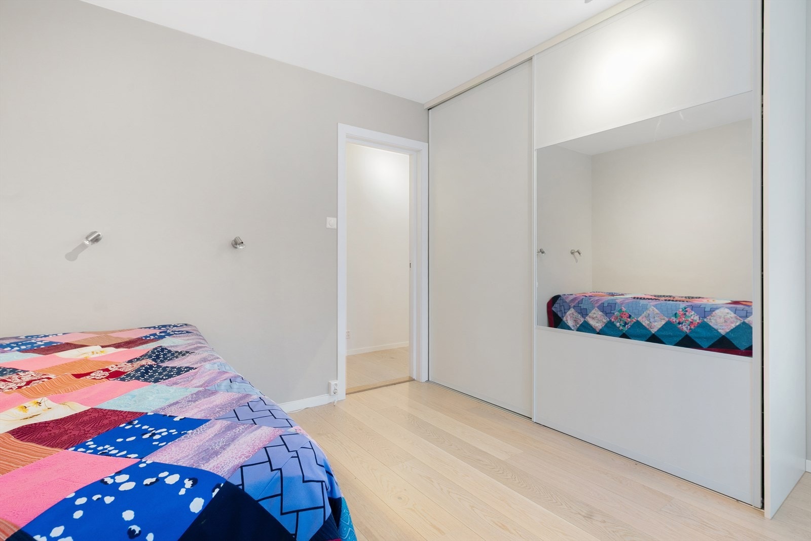 Soverommet er utstyrt med praktisk skyvedørsgarderobe Galleribilde