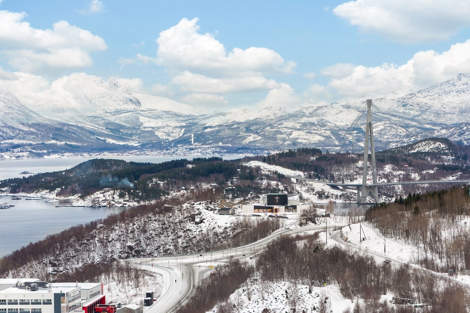 Utsikt mot Hålogolandsbrua og Øyjord fra balkong Galleribilde