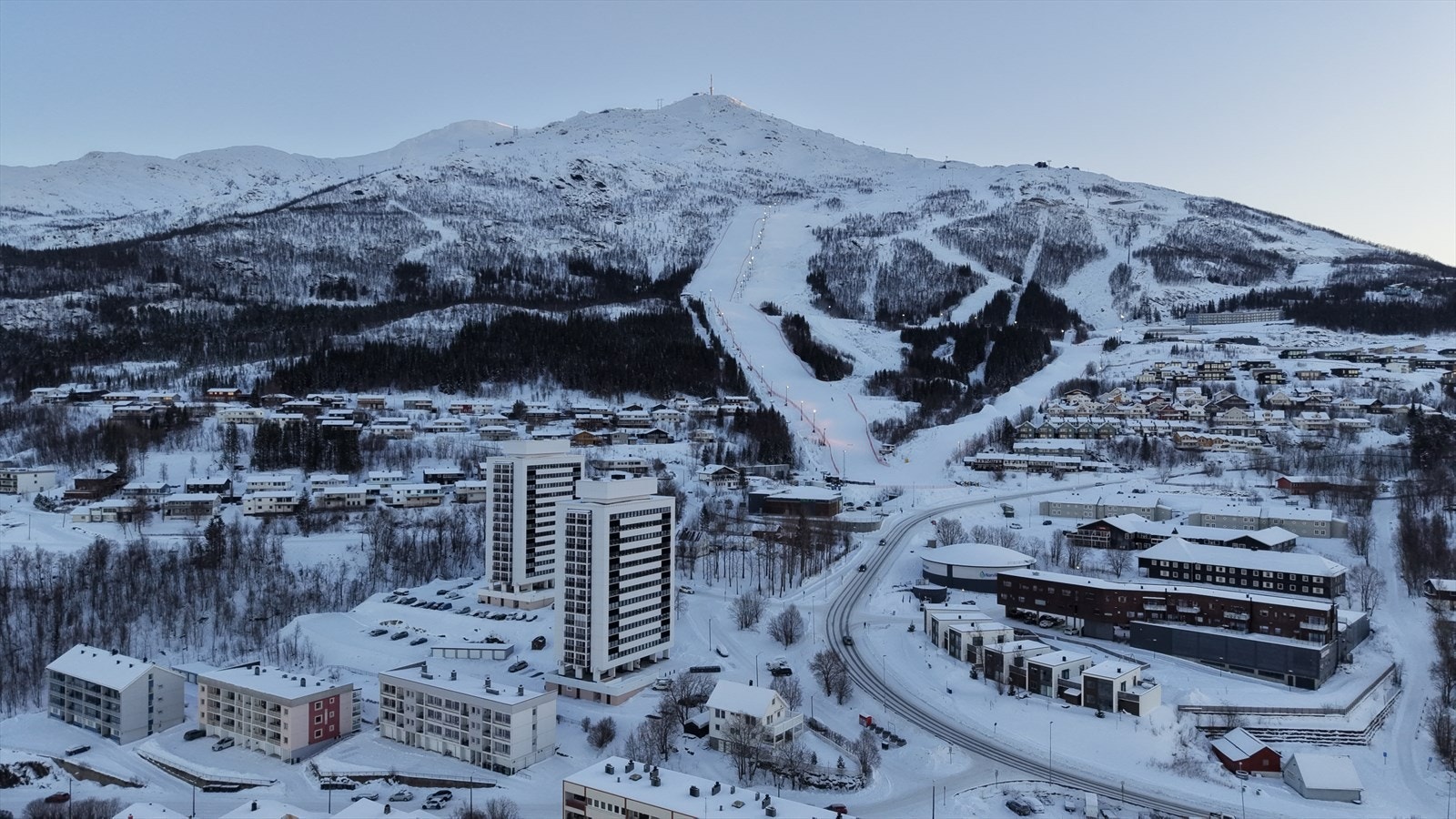 Beliggenheten gir deg umiddelbar nærhet til Narvikfjellet, flotte turområder, dagligvarebutikker m.m. Det er også gangavstand til sentrum Galleribilde