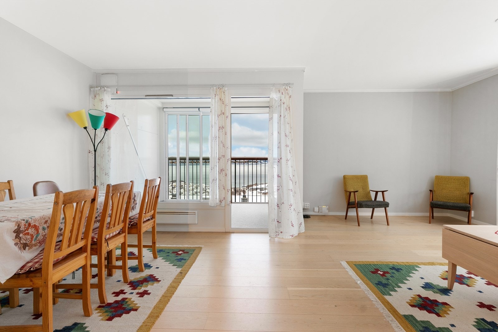 Romslig stue med god plass til møblering i ulike soner Galleribilde