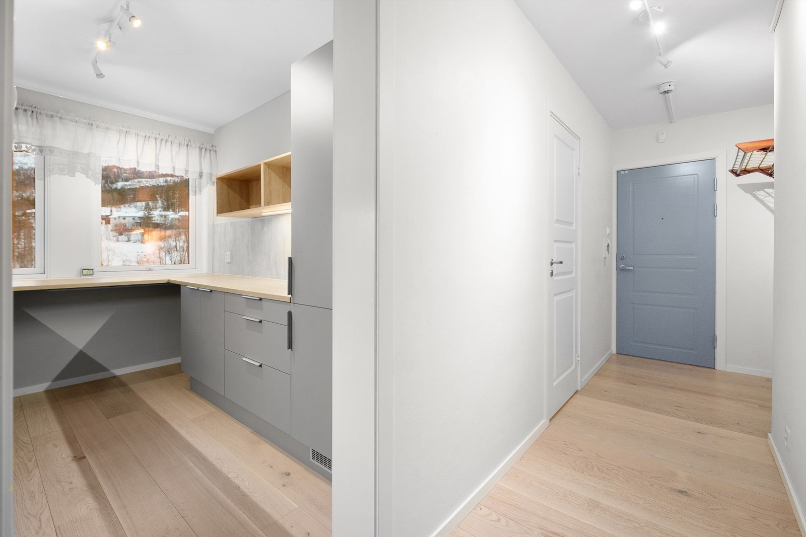 Stilfullt kjøkken med integrerte hvitevarer Galleribilde