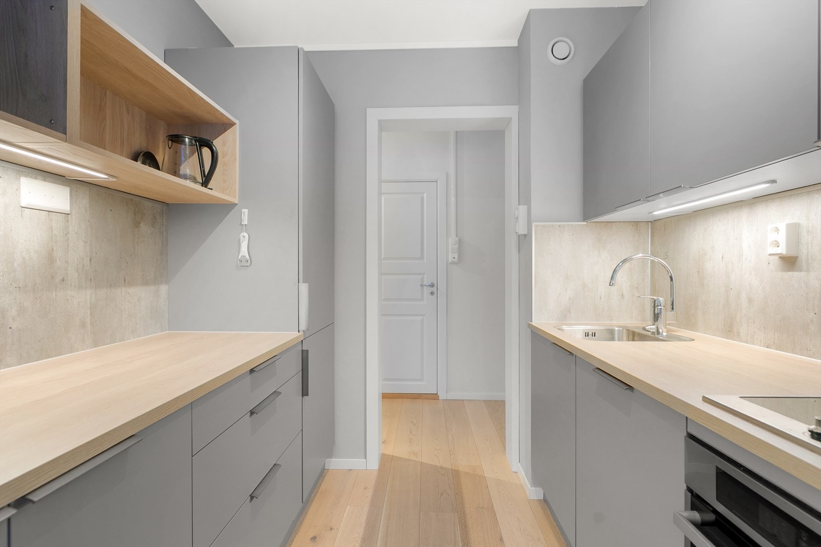 Kjøkkenet gir godt med oppbevaringsplass i skuffer, skap og på benk Galleribilde