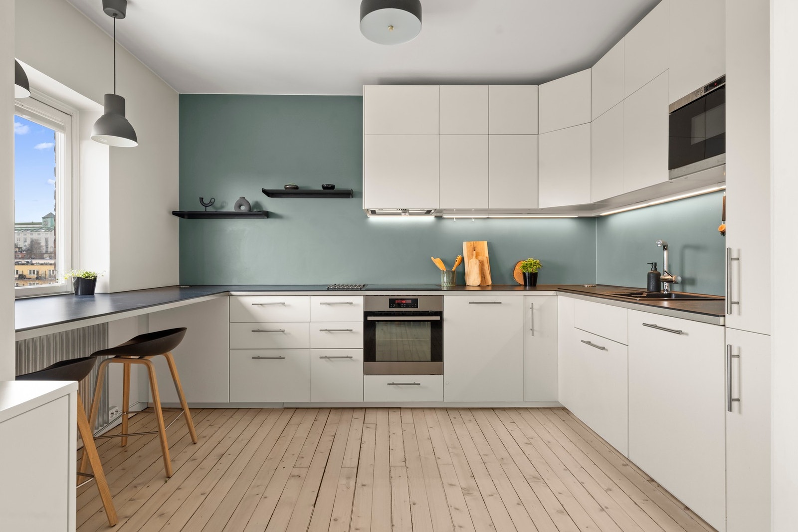 Kjøkkenet er lyst og delikat, og ligger i en sosial og åpen løsning mot stuen Galleribilde