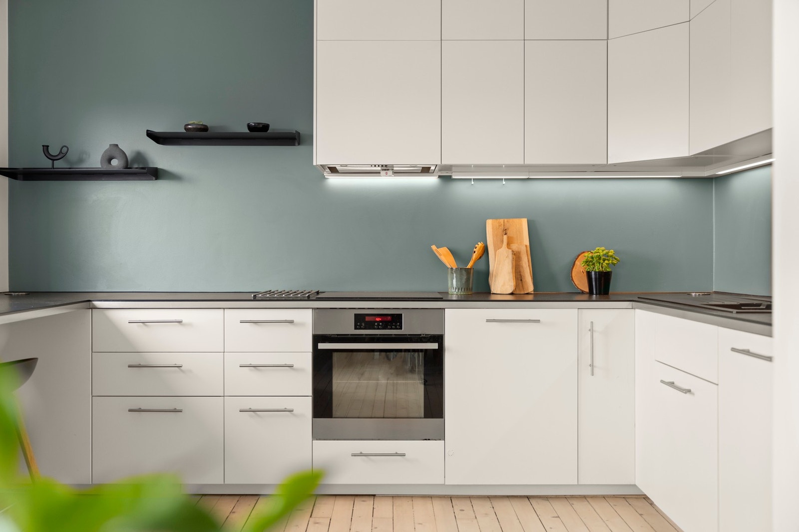 Det er rikelig med både skap- og benkeplass Galleribilde