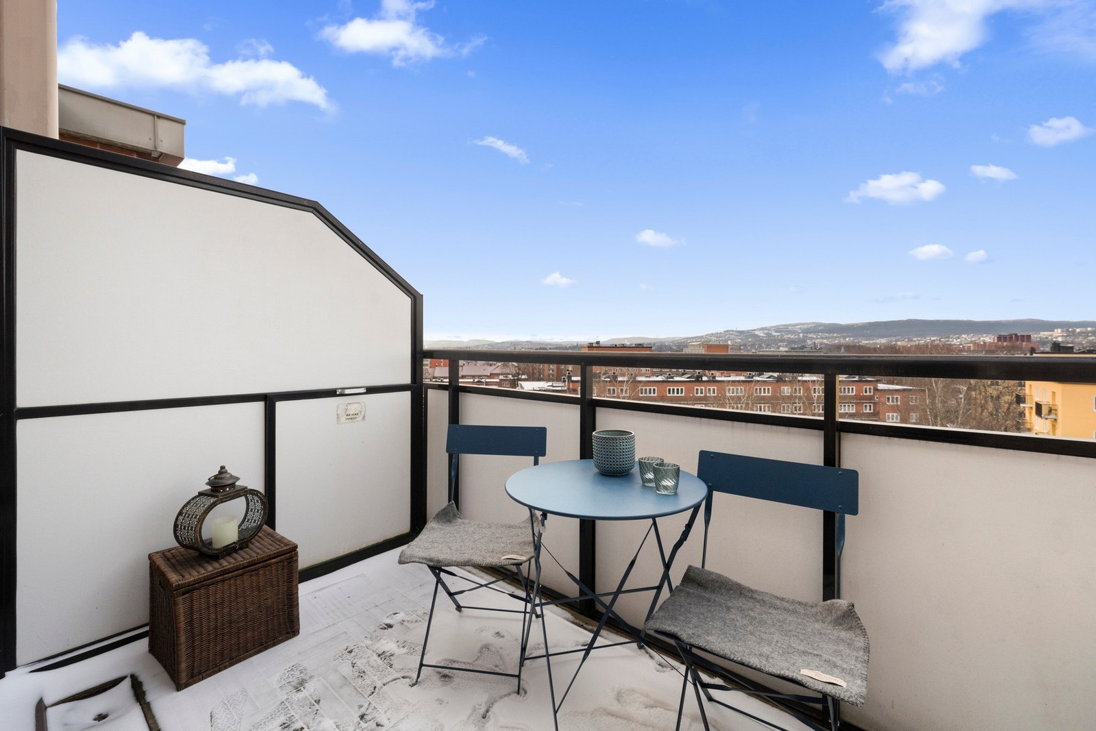 Fra stuen er det utgang til en fantastisk balkong beliggende høyt og fritt i byggets 5. etasje Galleribilde