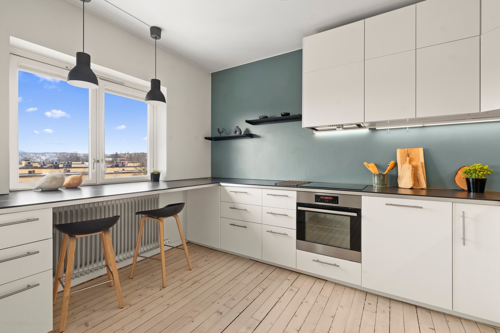 Kjøkkeninnredningen er fra 2015 og har glatte, laminerte fronter som gir et moderne og stilrent uttrykk Galleribilde