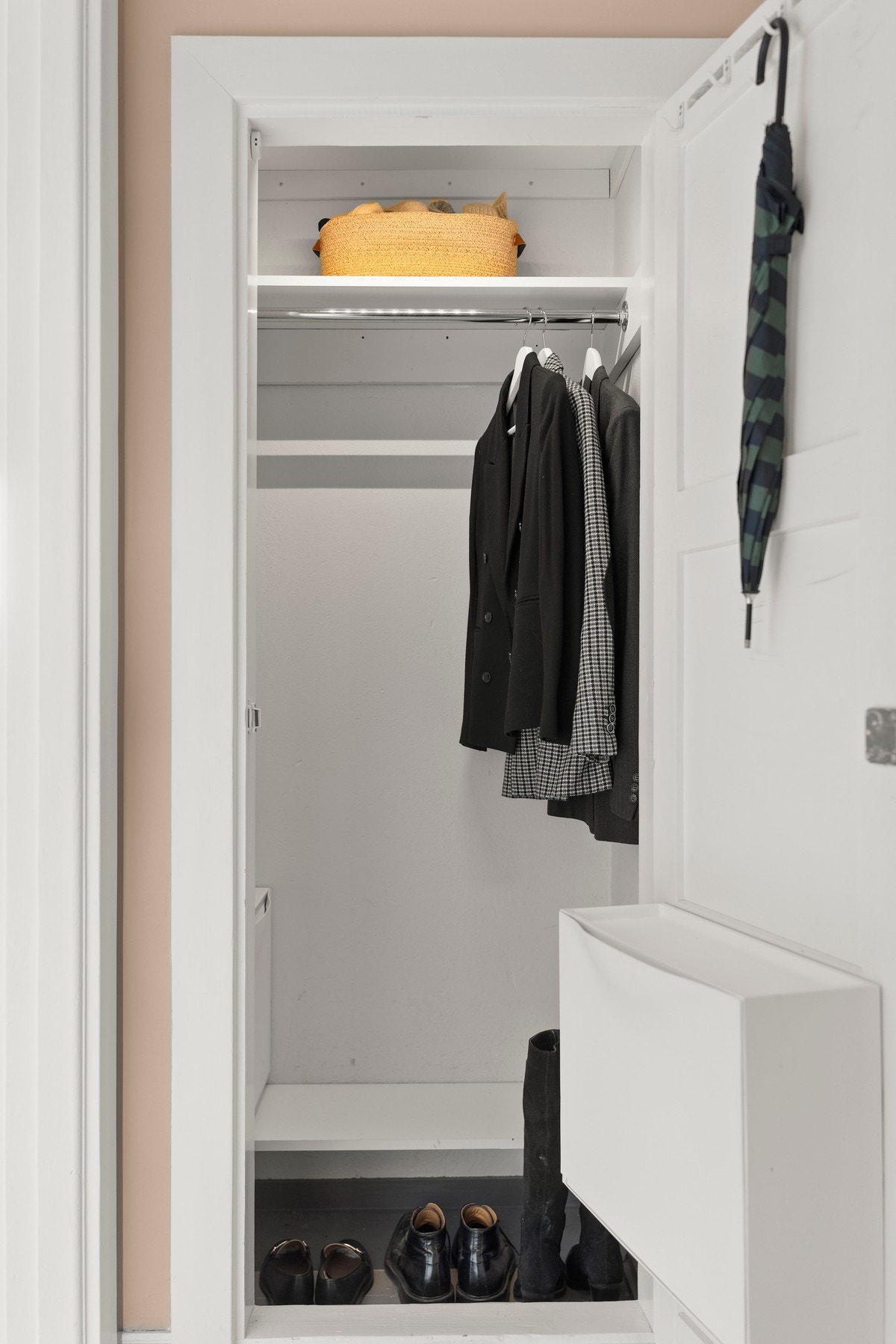 I entréen er det en romslig innebygd garderobeløsning med god oppbevaringsplass Galleribilde