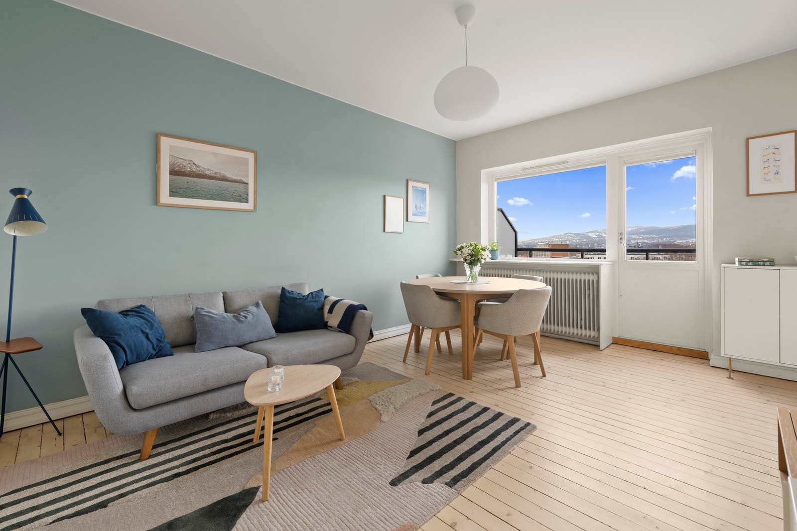 Rommet har god plass til både sofa- og spisegruppe Galleribilde