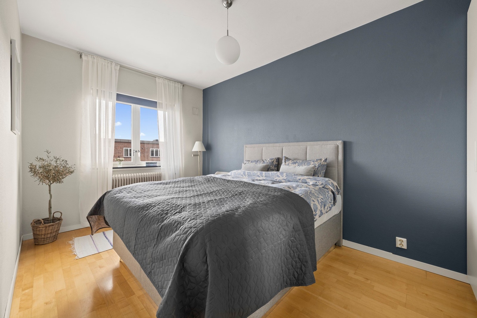 Hovedsoverommet er romslig med plass til stor seng og nattbord på hver side Galleribilde