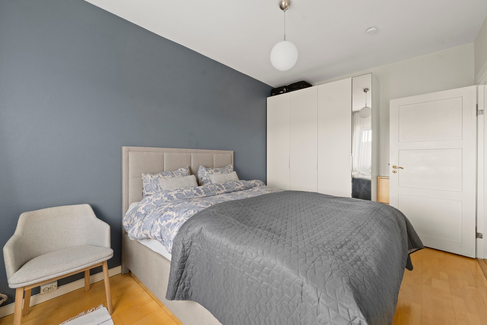 Praktisk garderobeløsning med god oppbevaringsplass, samt skoskap bak dør Galleribilde