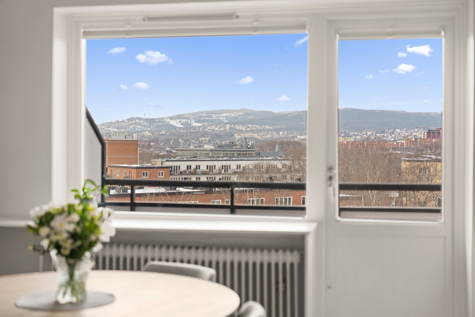 Leiligheten har en fantastisk utsikt mot byen og Holmenkollen Galleribilde