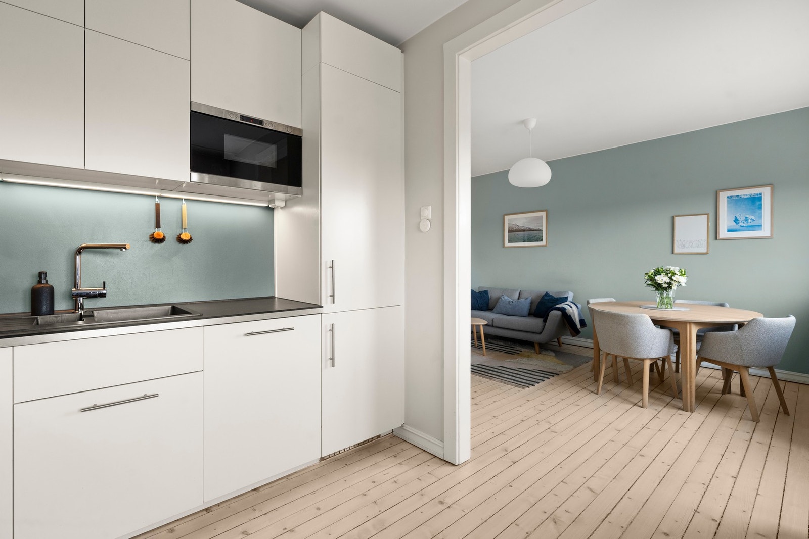 Det er integrert koketopp, stekeovn, kjøl/frys, mikrobølgeovn og oppvaskmaskin Galleribilde