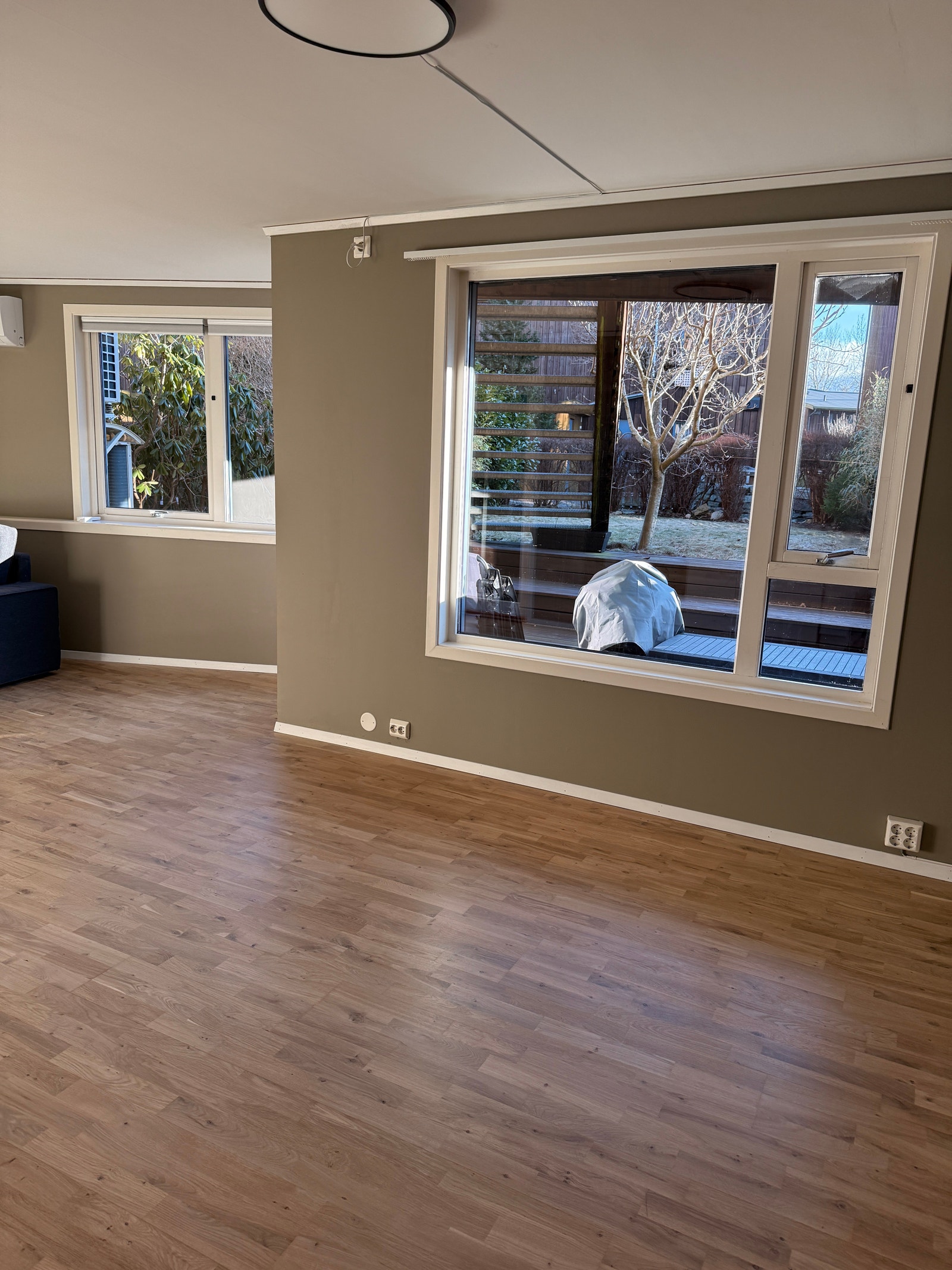 Store vinduer i kjøkken og stue ut til hage Galleribilde