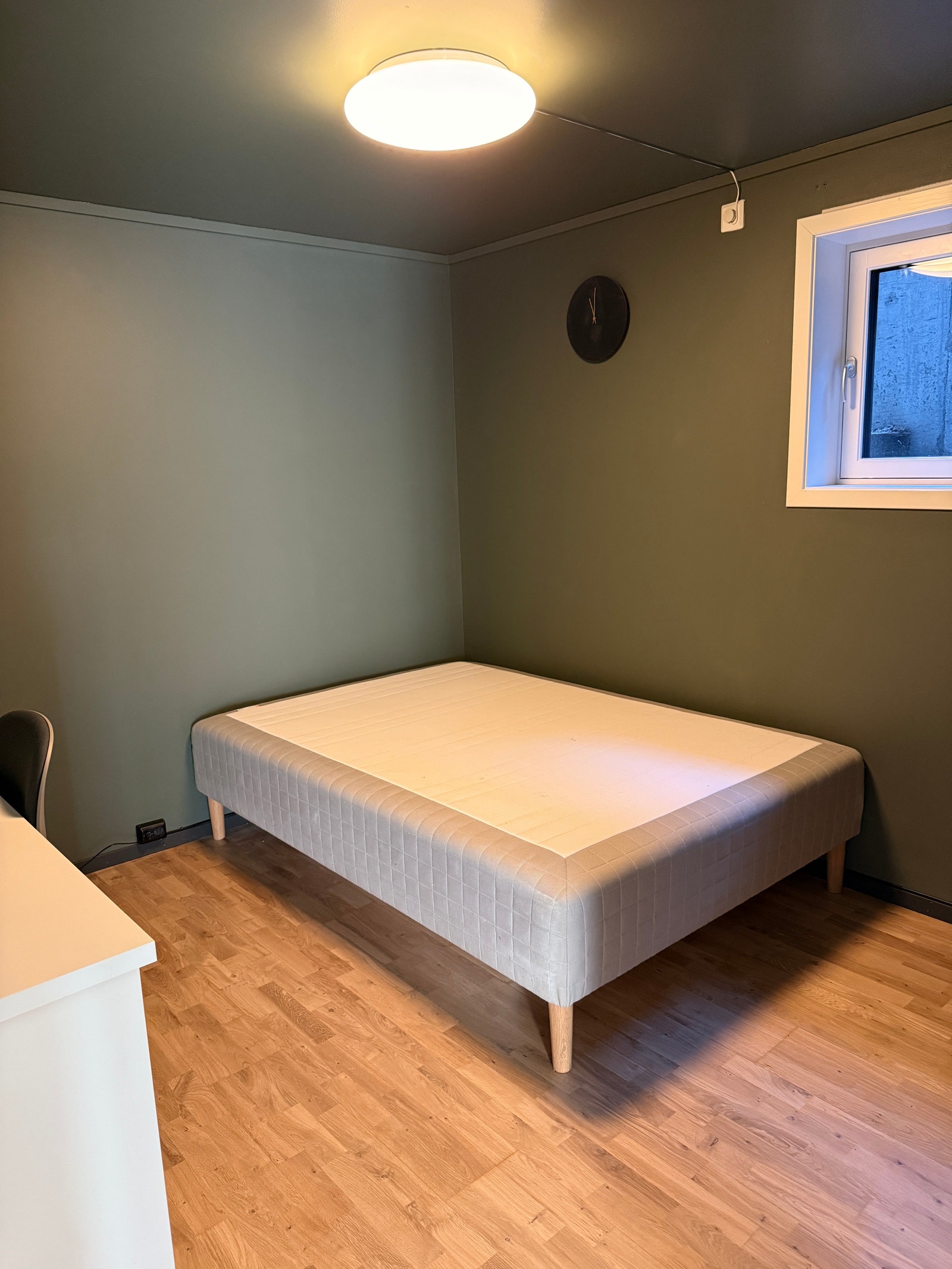 Soverom. Seng og skrivebord inkluderes om ønskelig. Galleribilde