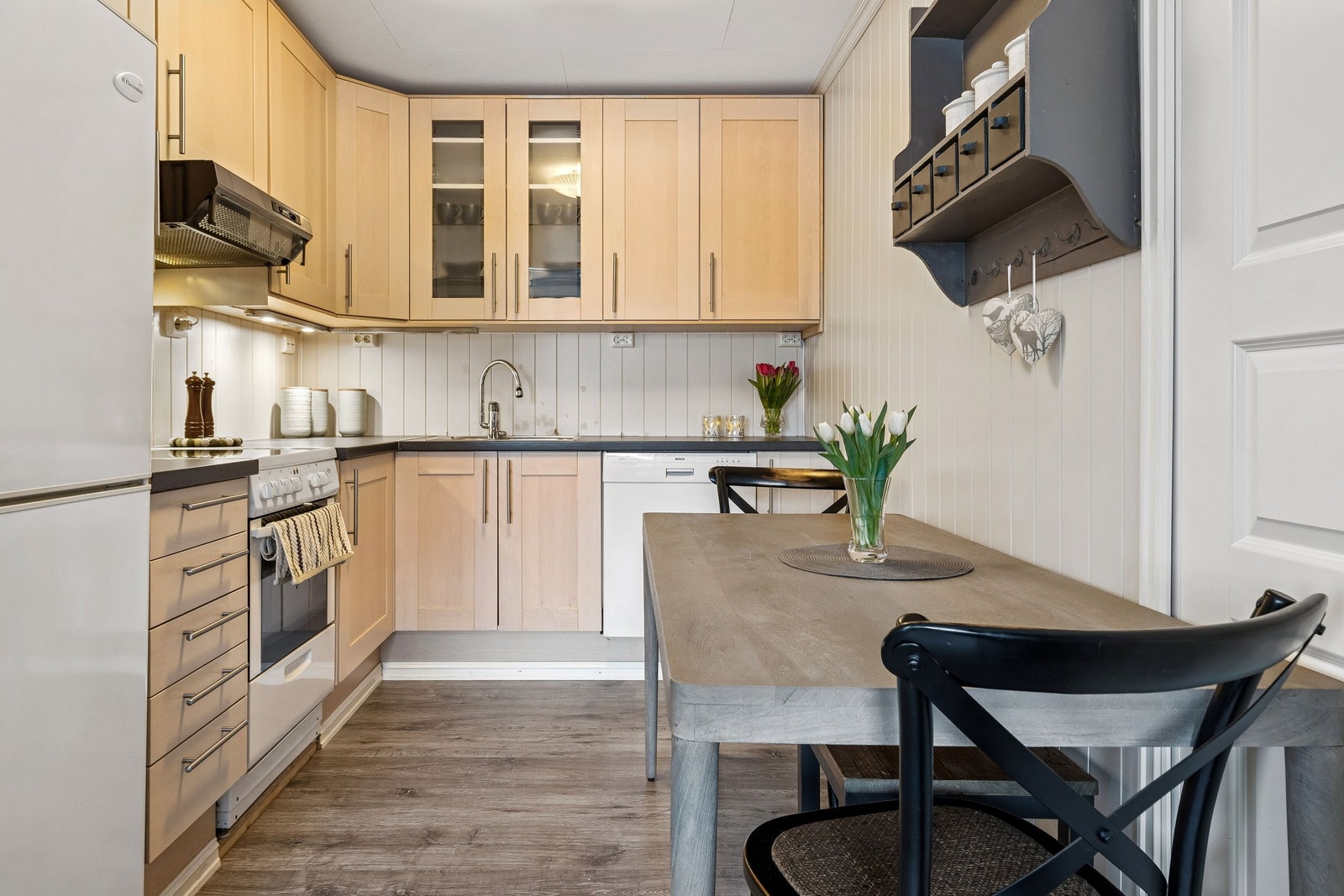 Praktisk kjøkken i utleiedel hvor man har godt med benkeplass, oppvaskmaskin, kjøl/frys og komfyr. Plass til kjøkkenbord og stoler. Galleribilde