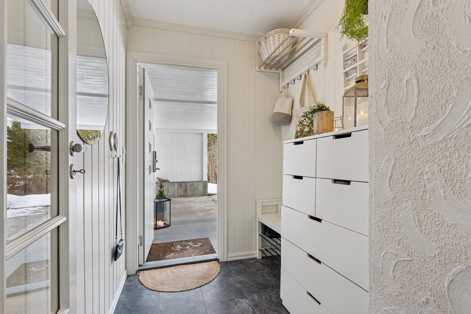 Inngang i vindfang med plass til oppbevaring. Varmekabler i gulv. Galleribilde