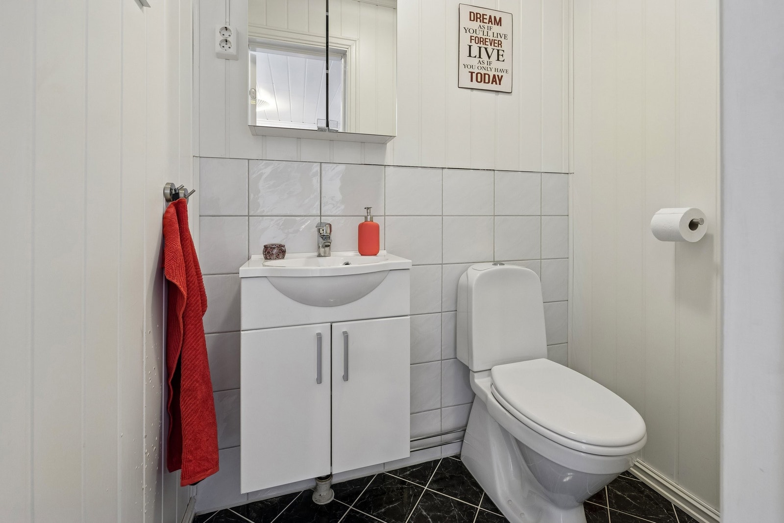 Eget toalettrom i underetasje, fliser på gulvet med varmekabler. Galleribilde