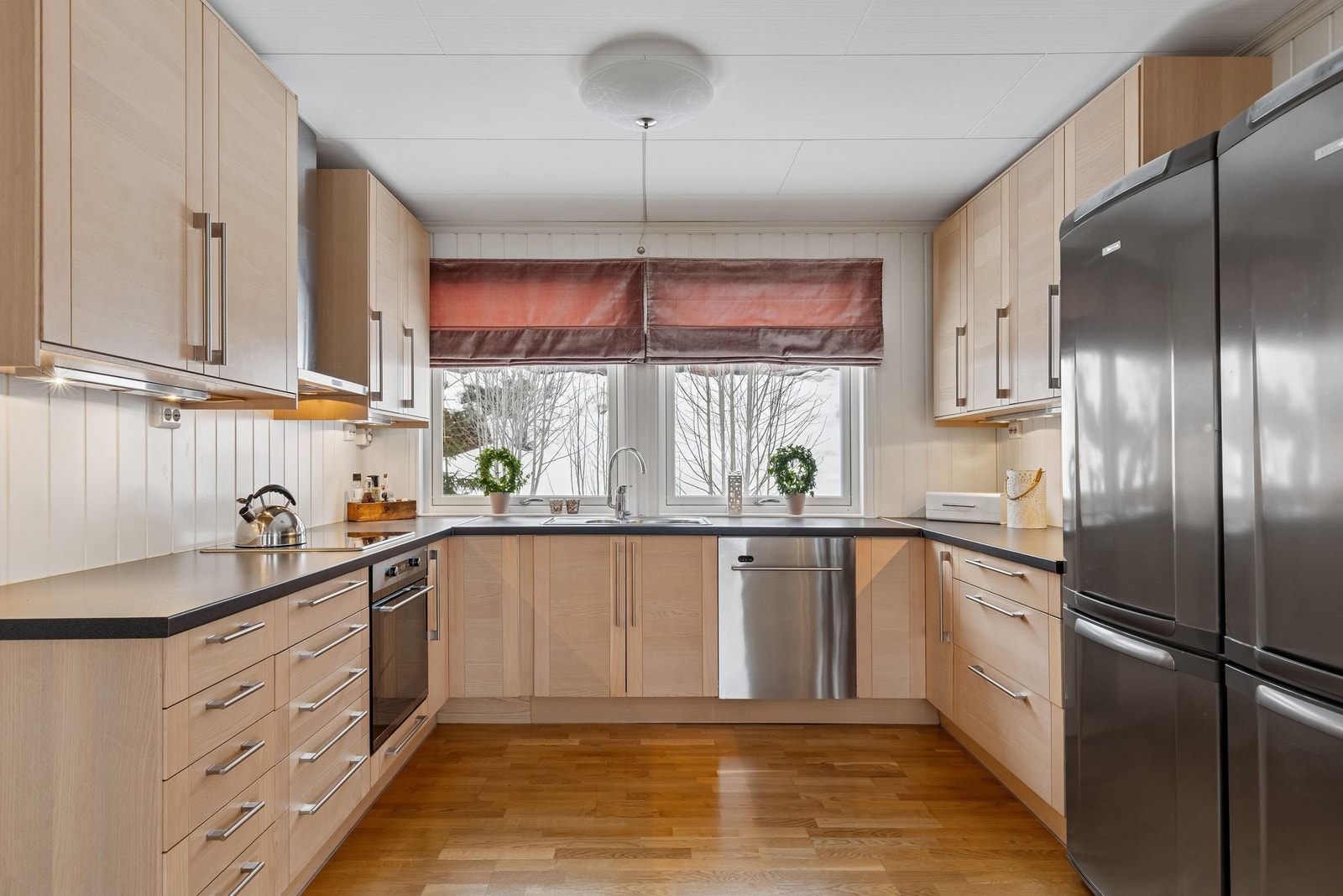 Kjøkkenet er lyst og funksjonelt, med god skapplass og kjøkkenbenker som gir gode arbeidsflater. Galleribilde