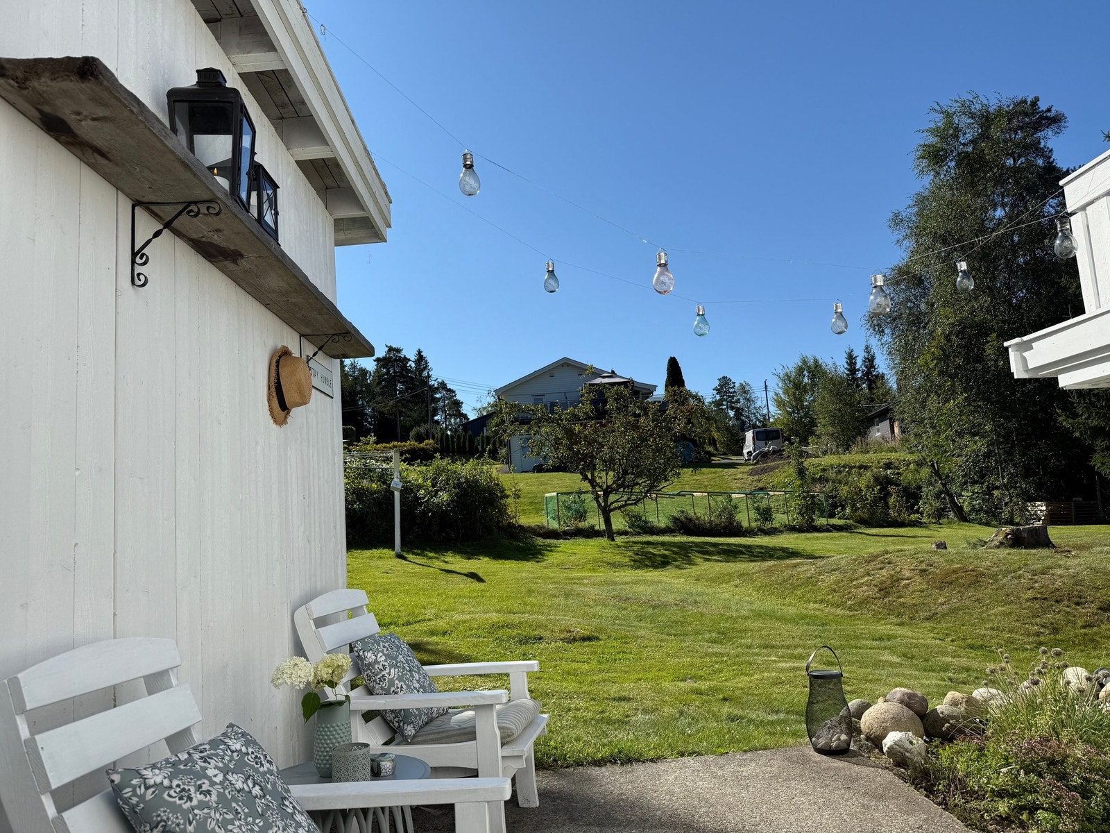 Lun og trivelig uteplass i bakhagen. Galleribilde