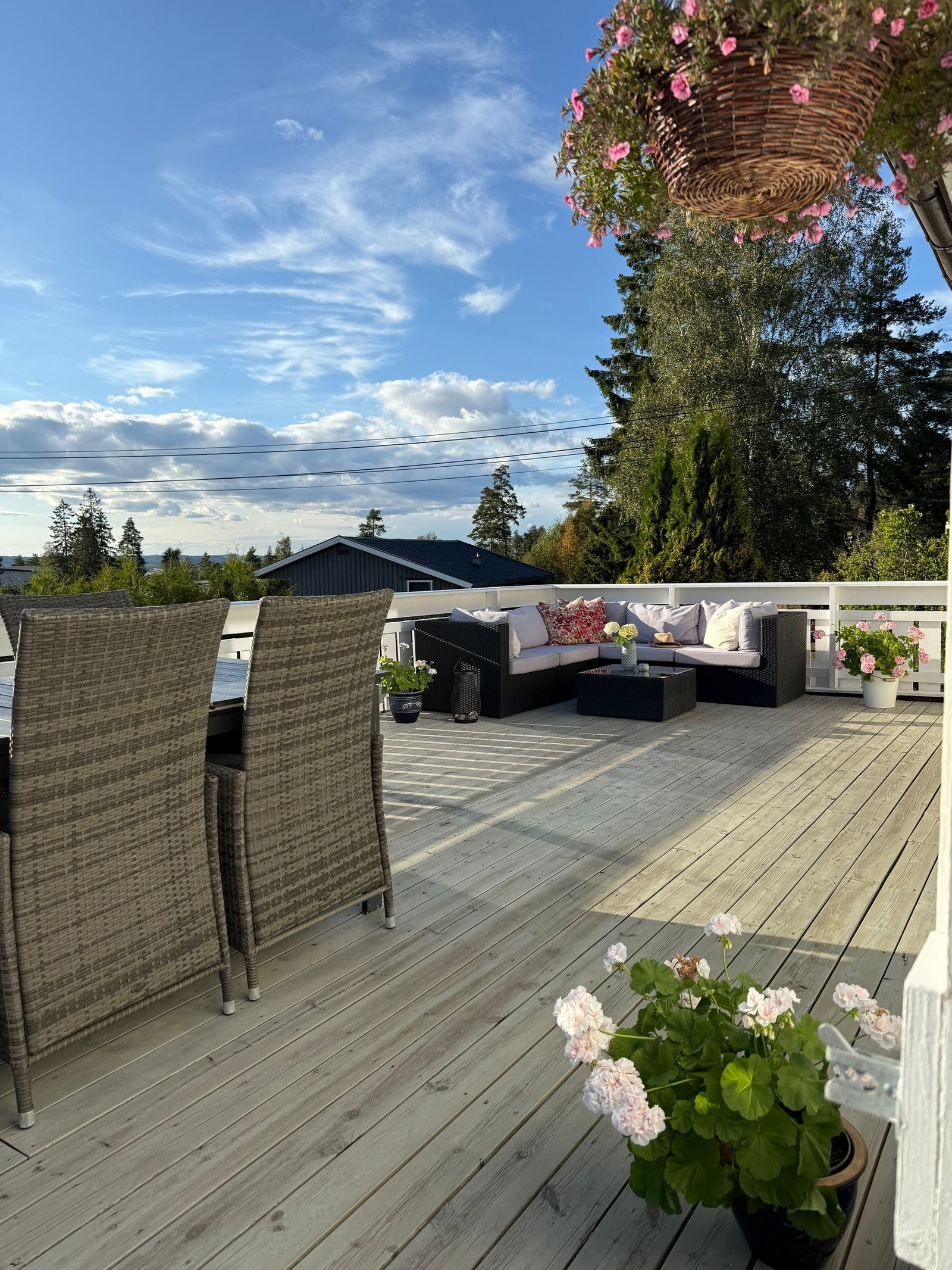 Den romslige størrelsen på terrassen gir muligheter for møblering i flere soner. Galleribilde
