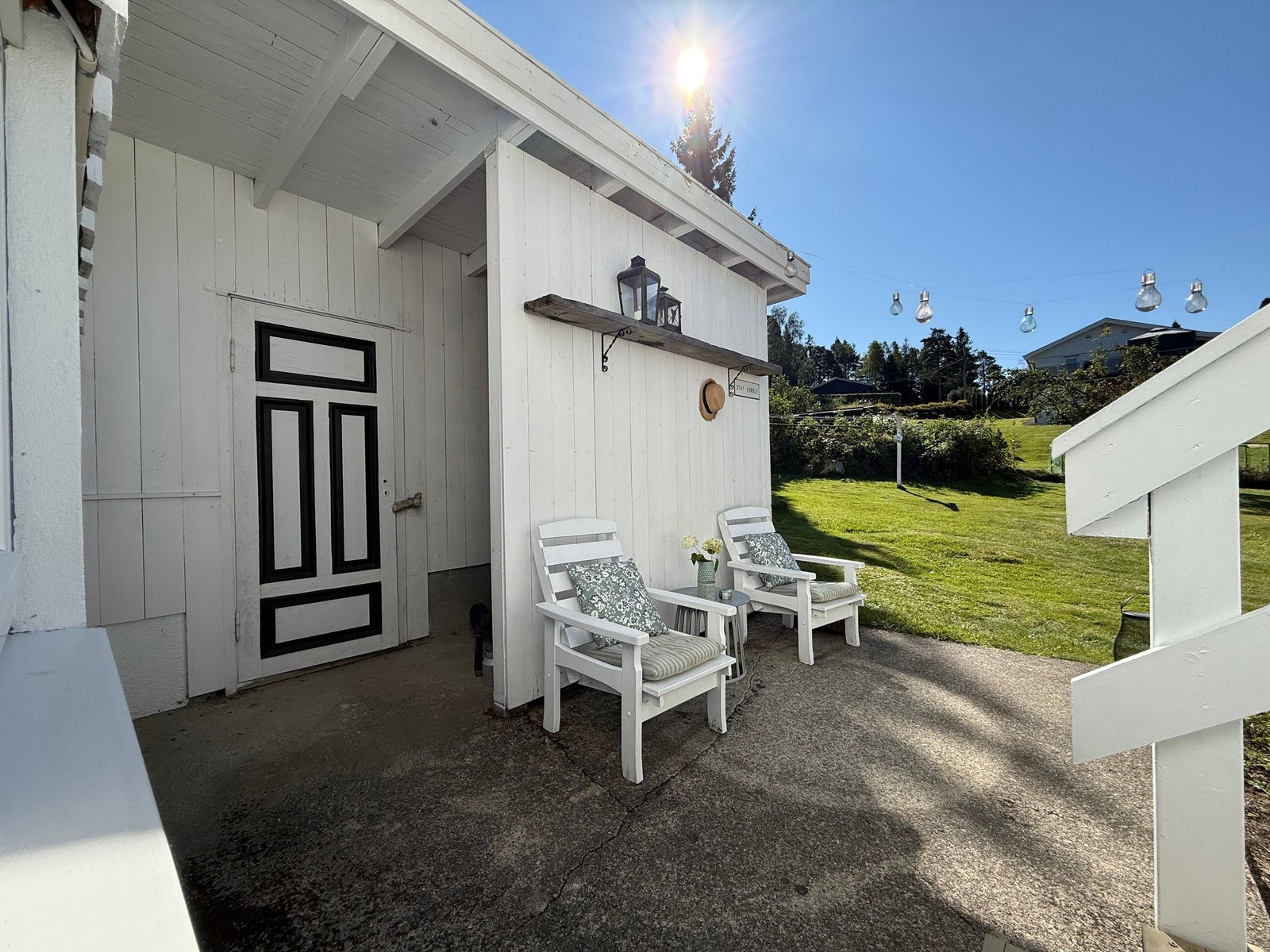 I bakhagen er det også plass til oppbevaring av ved, gressklipper, hagemøbler osv i egen krok, samt bod med god plass til oppbevaring av sykler og diverse. Galleribilde