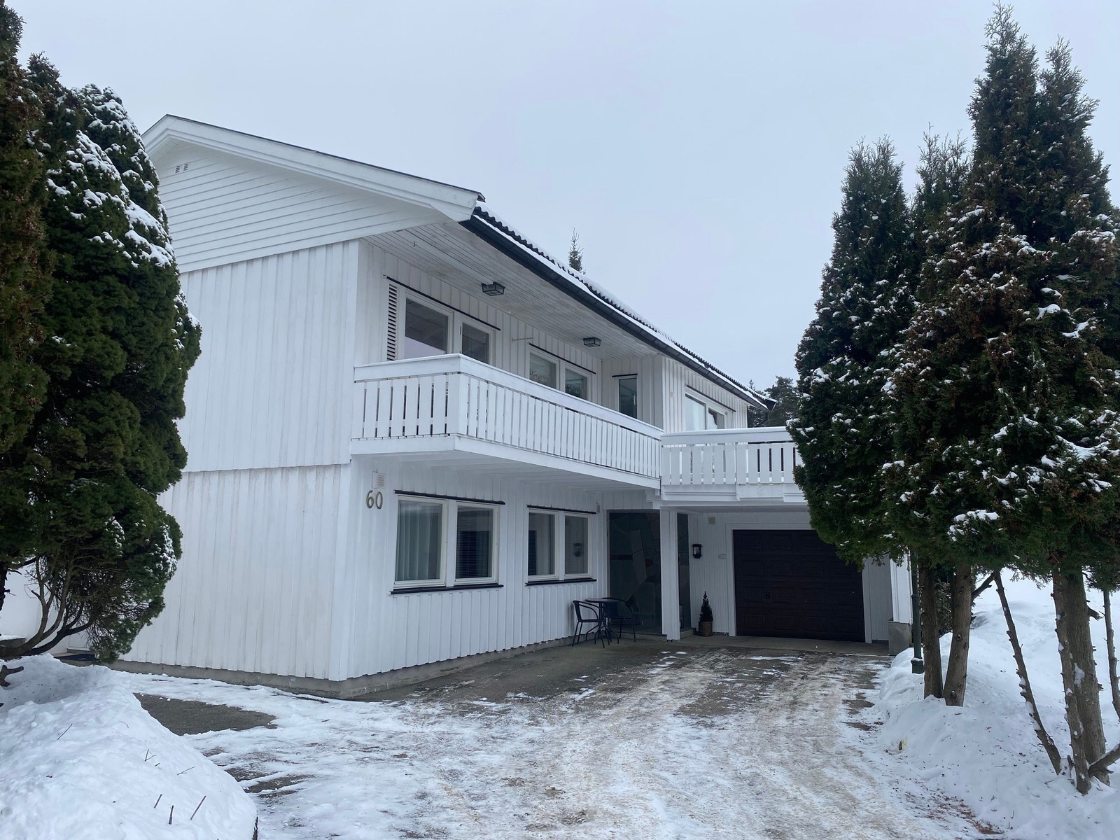 Velkommen til Festningsåsen 60. Romslig enebolig med godkjent utleiedel i barnevennlig og sentrumsnært område. Galleribilde