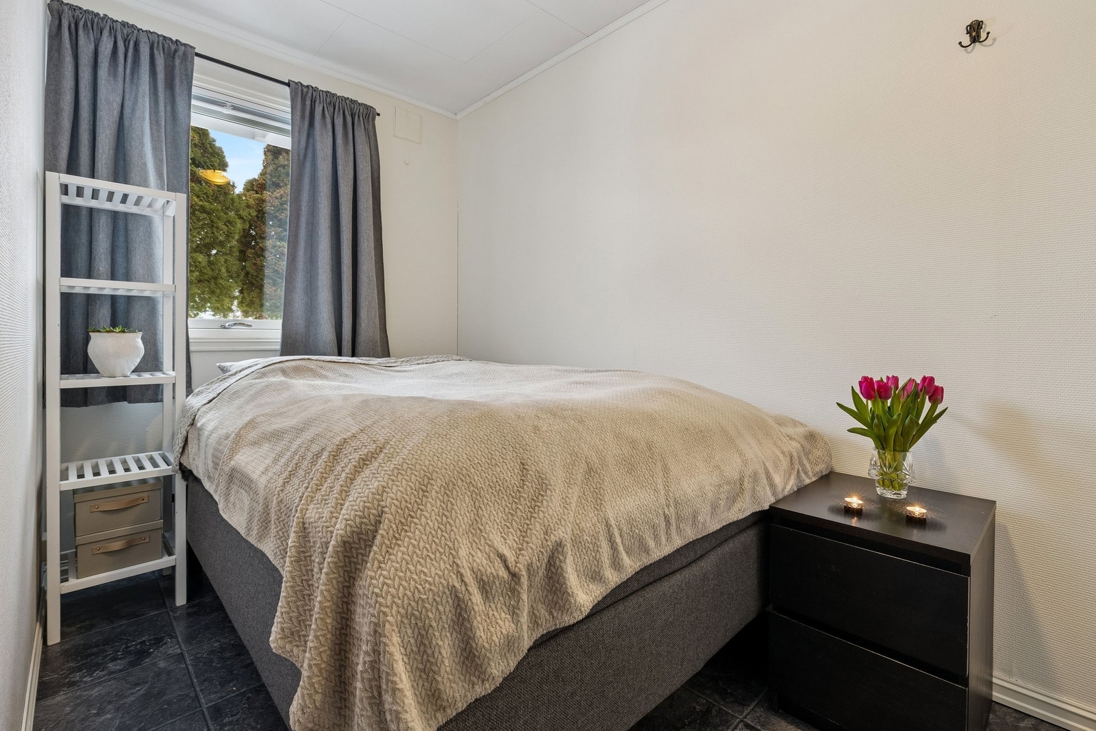 Utleiedelen har ett soverom med garderobeløsning. Galleribilde