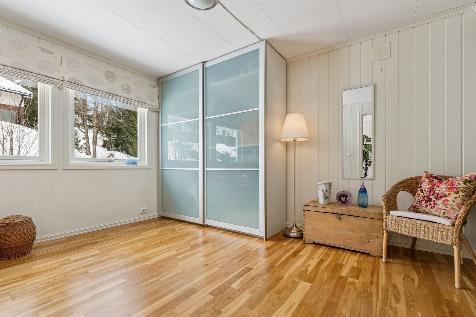 Soverommet er lyst og romslig og gir flere muligheter for møblering. Galleribilde